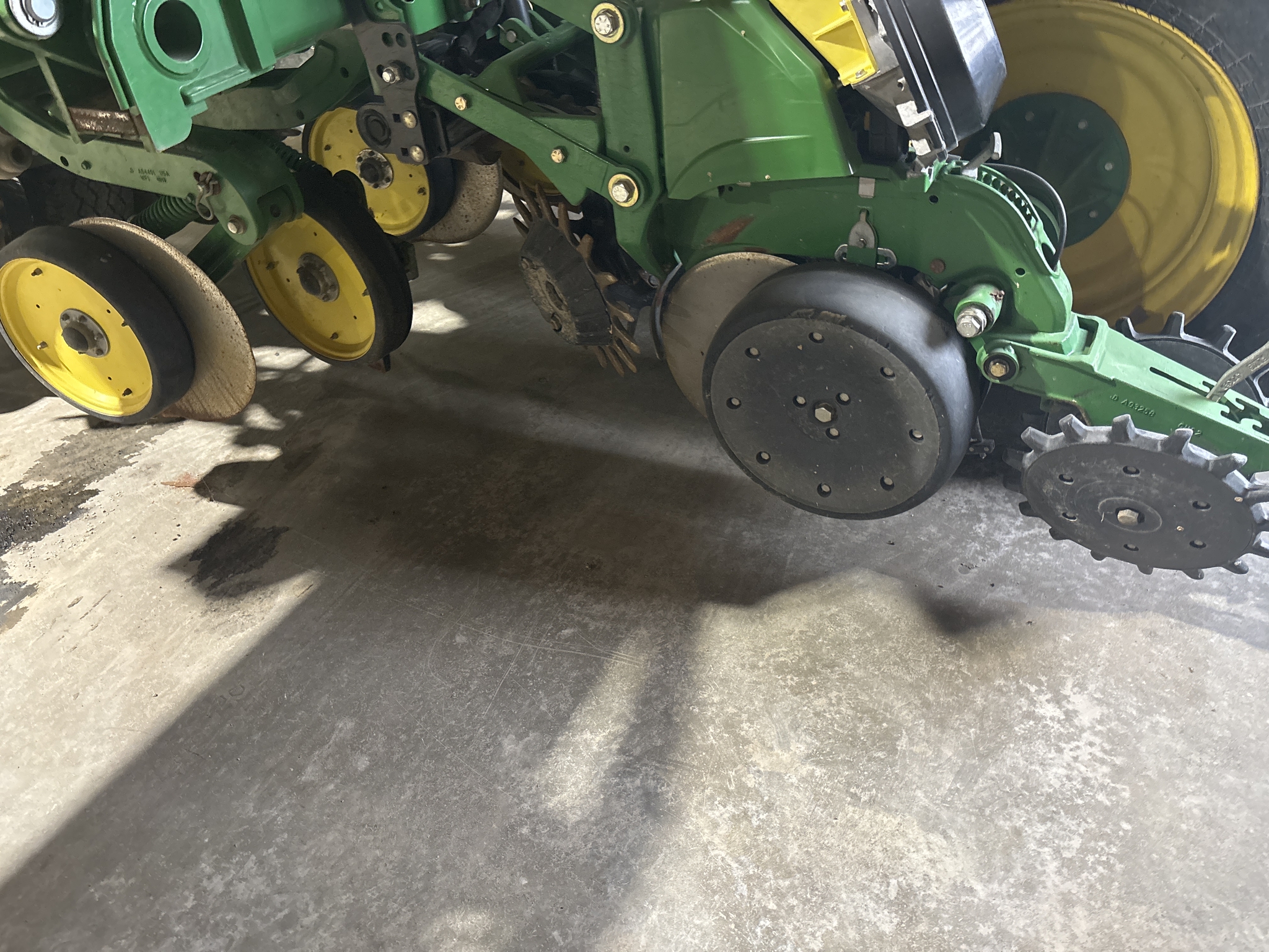 Used 2015 John Deere 1775NT Planters: Drawn at Koenig Equipment in Greenfield, IN - PhotoXL4