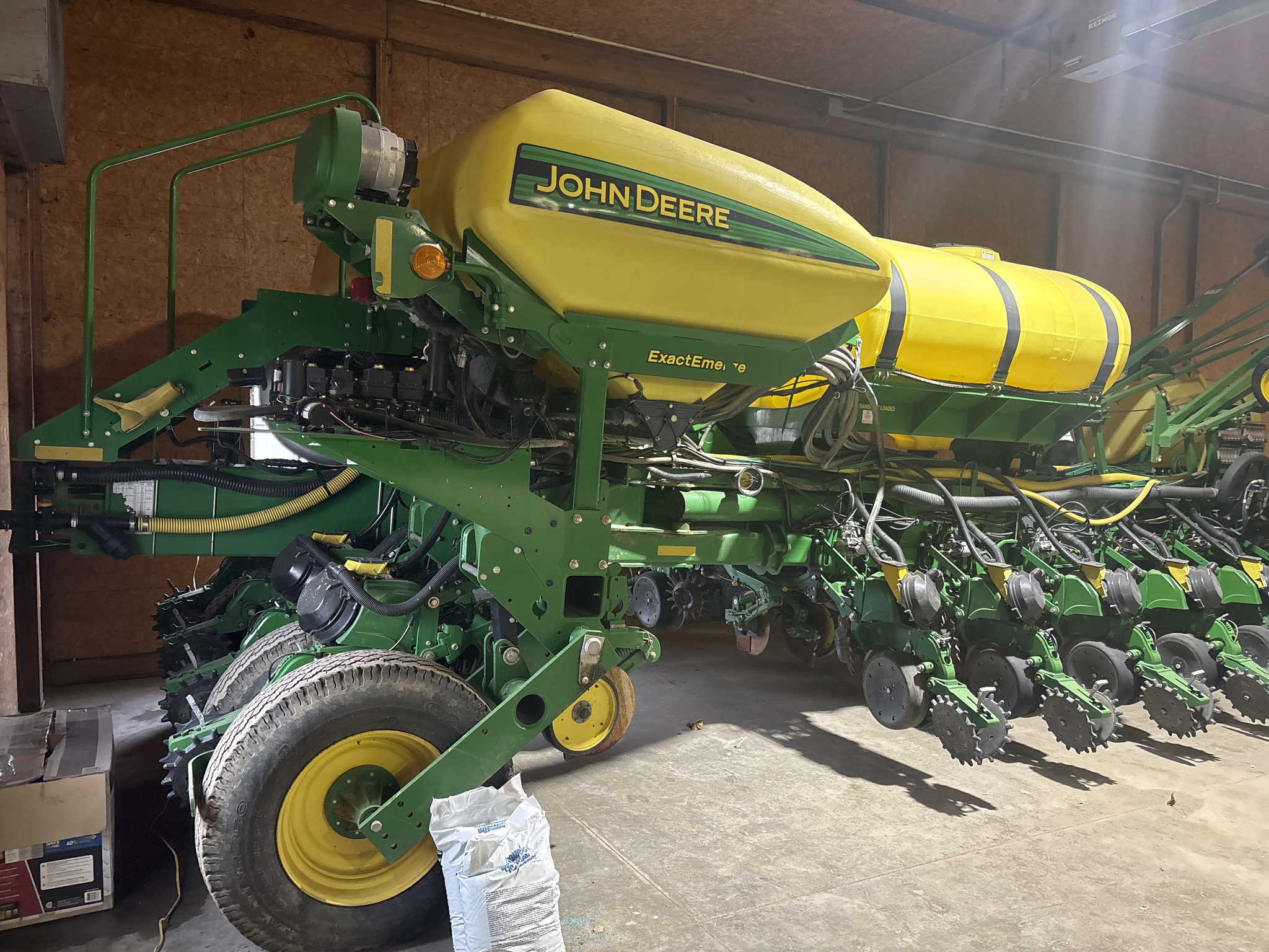 Used 2015 John Deere 1775NT Planters: Drawn at Koenig Equipment in Greenfield, IN - PhotoXL1