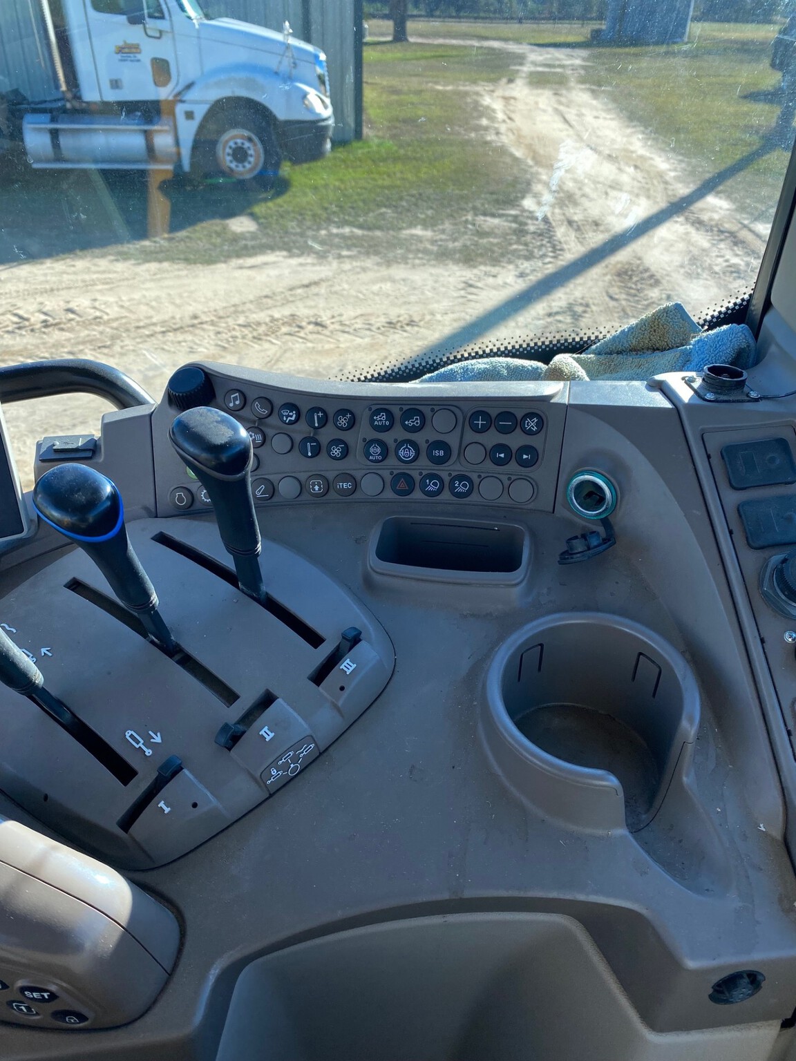 2020 John Deere 6145R Image 4