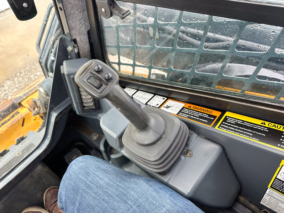 2023 John-Deere 325G