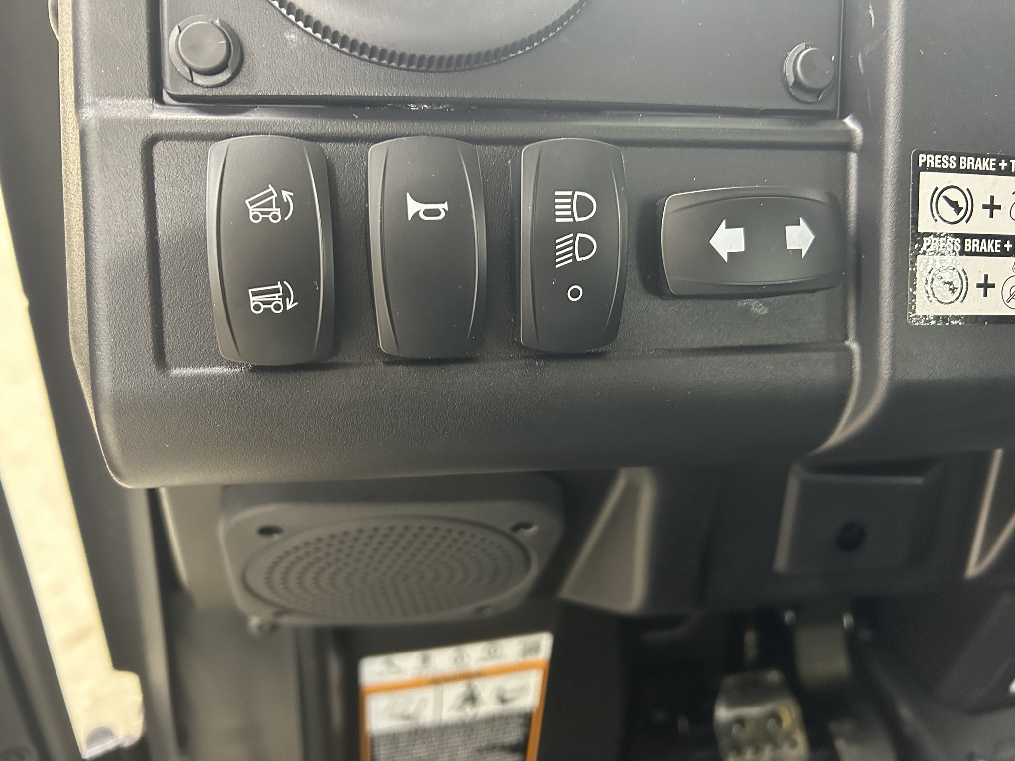 2026 John Deere XUV 845M HVAC Cab Image 9