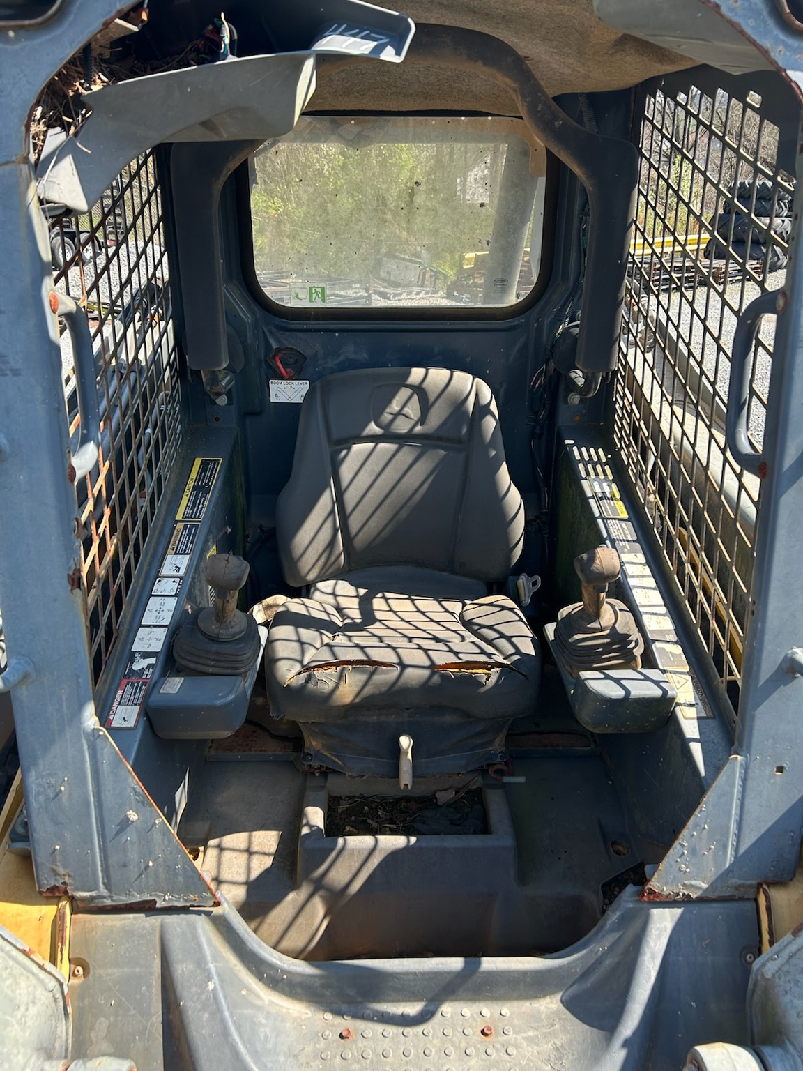 2014 John Deere 319E Image 6