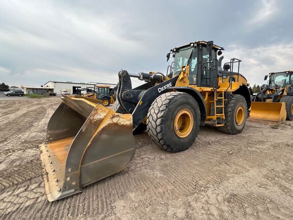 Photo of a 2022 John Deere 824L