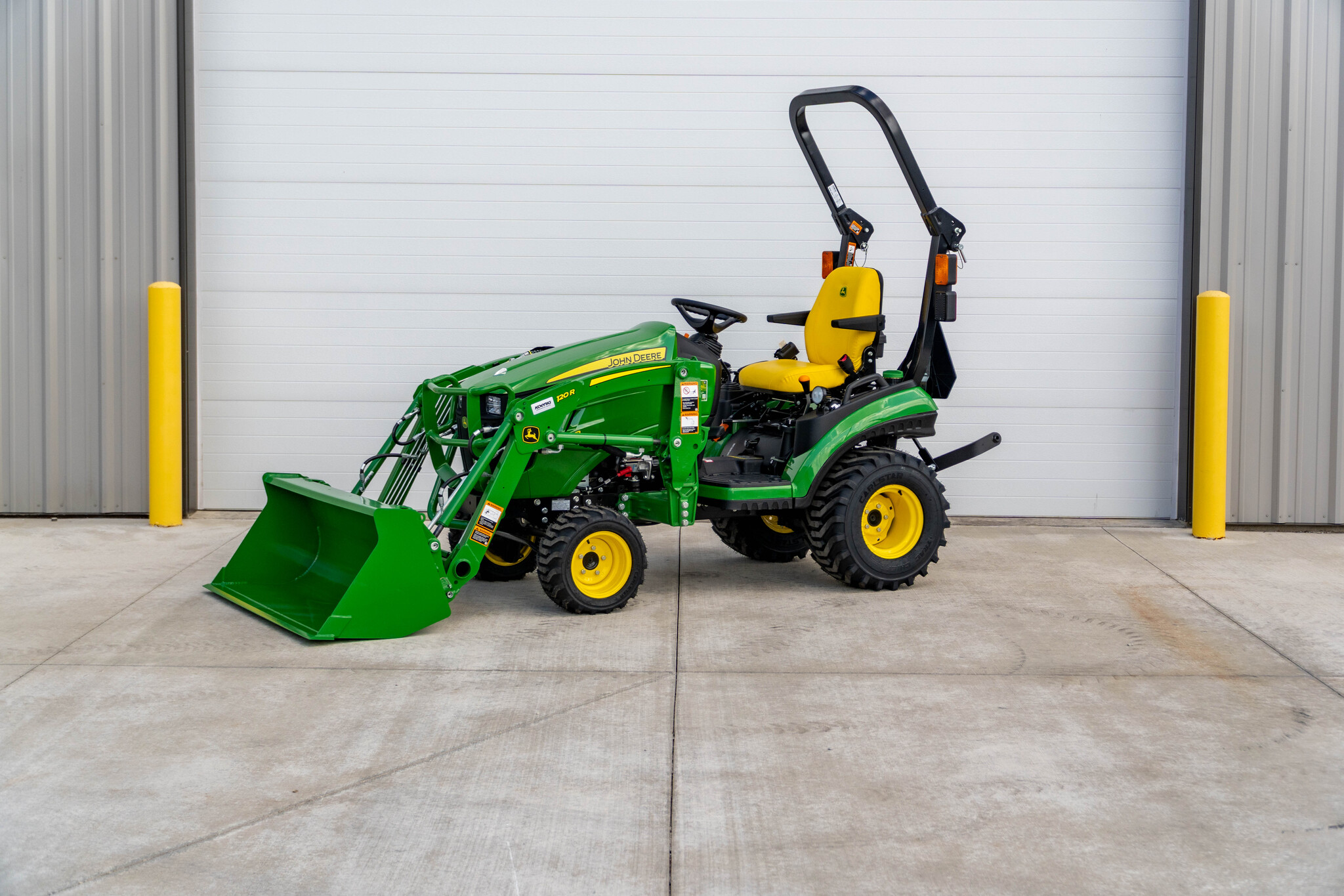New In-Stock 2026 John Deere 1025R Compact Utility Tractors at Koenig Equipment in Greensburg, IN - PhotoXL0