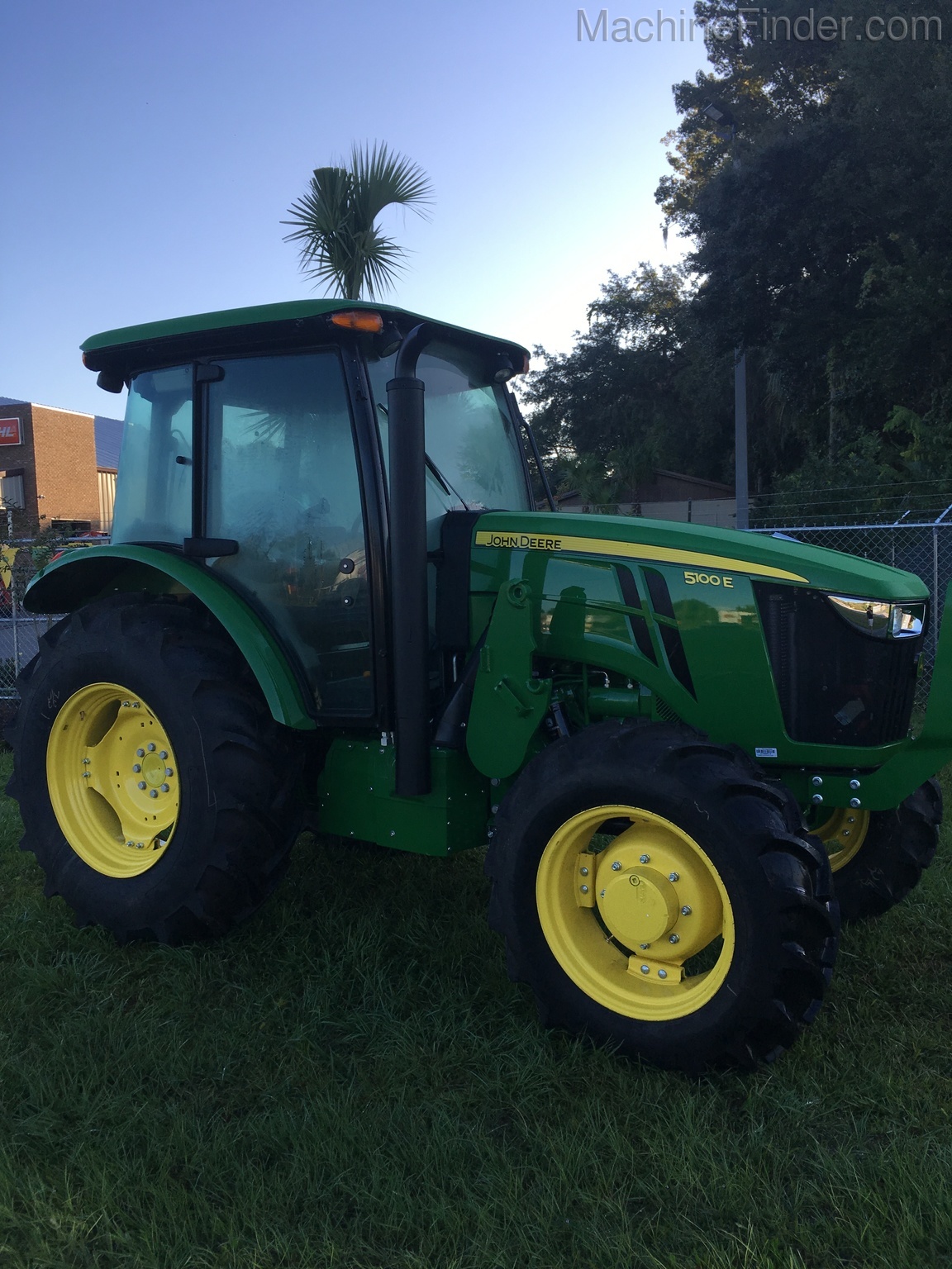 2020 John Deere 5100E Image 1