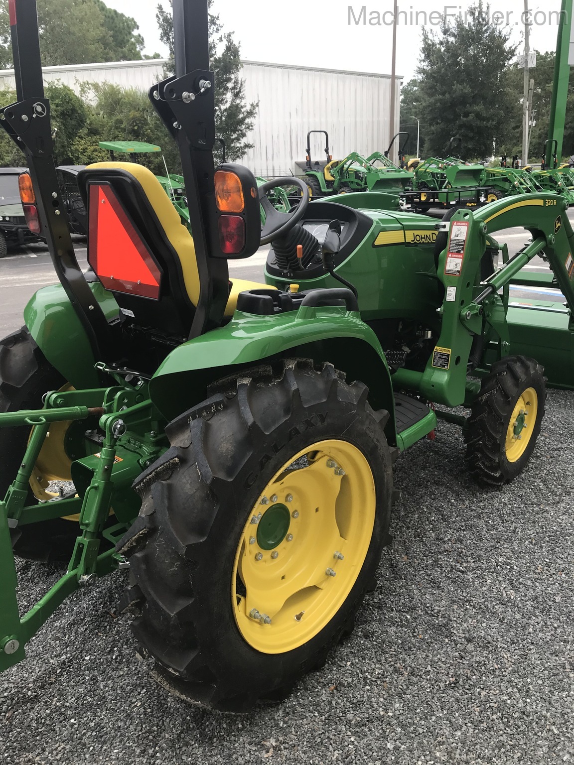 2020 John Deere 3033R Image 5