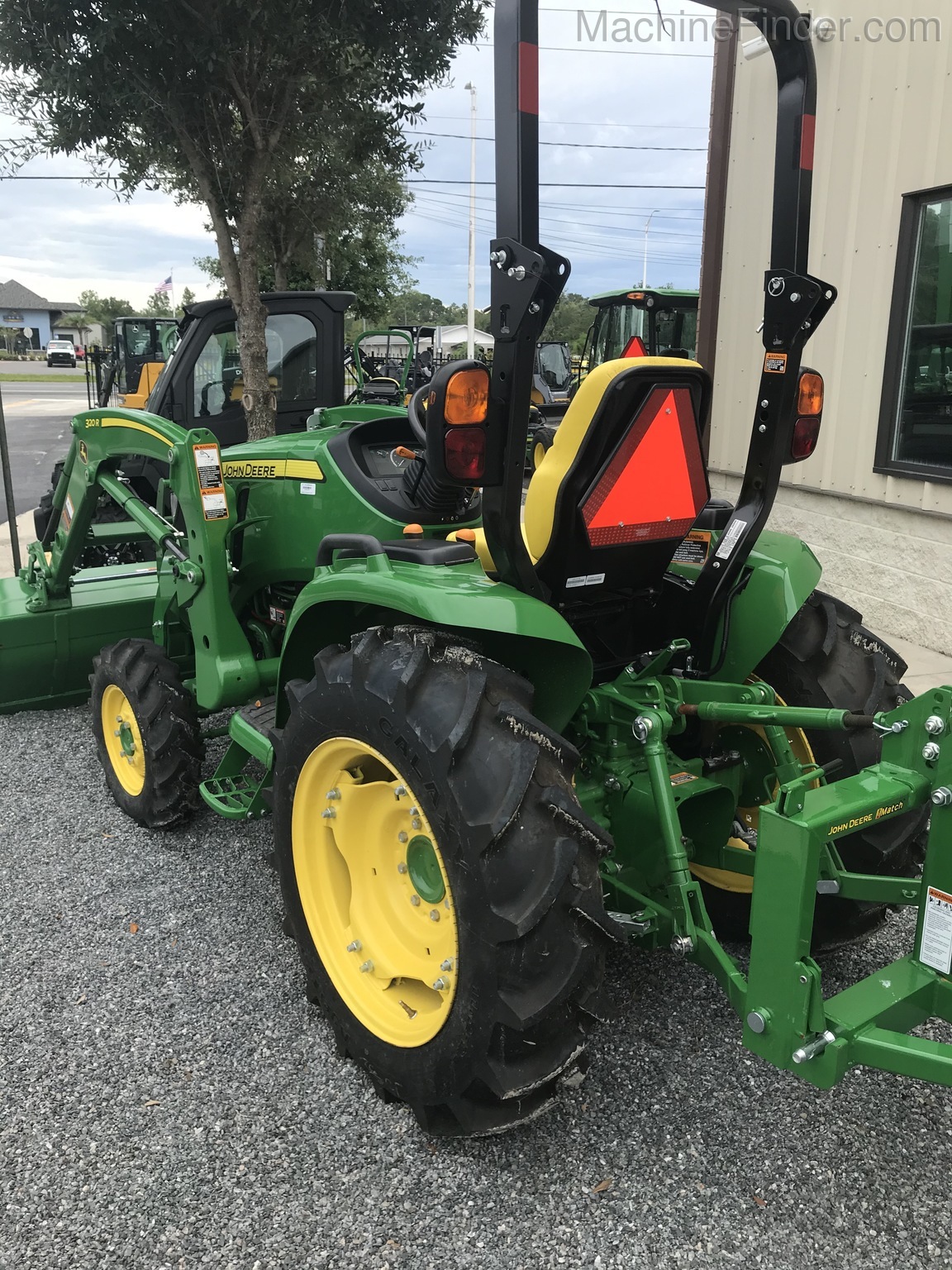 2020 John Deere 3033R Image 6