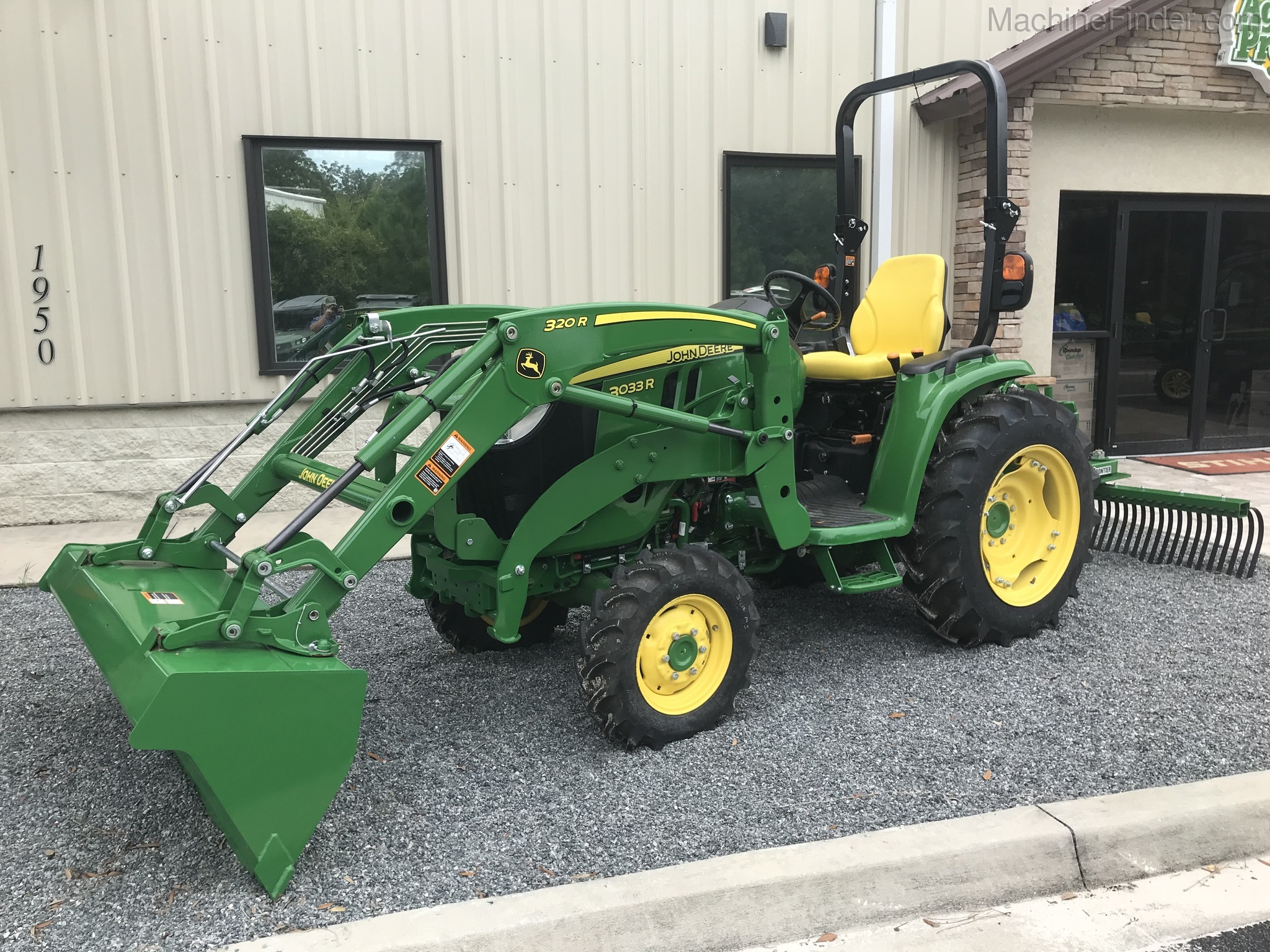 2020 John Deere 3033R Image 1