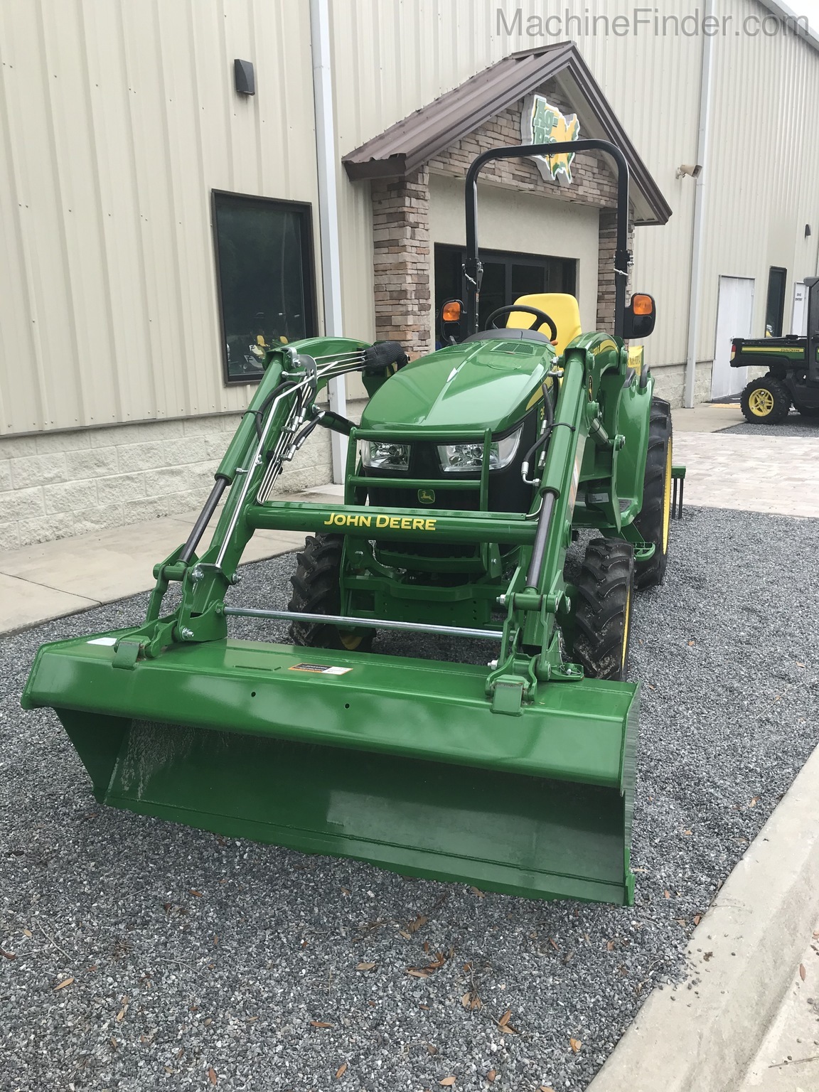 2020 John Deere 3033R Image 2