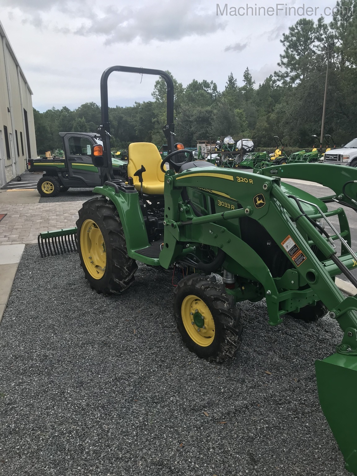 2020 John Deere 3033R Image 4