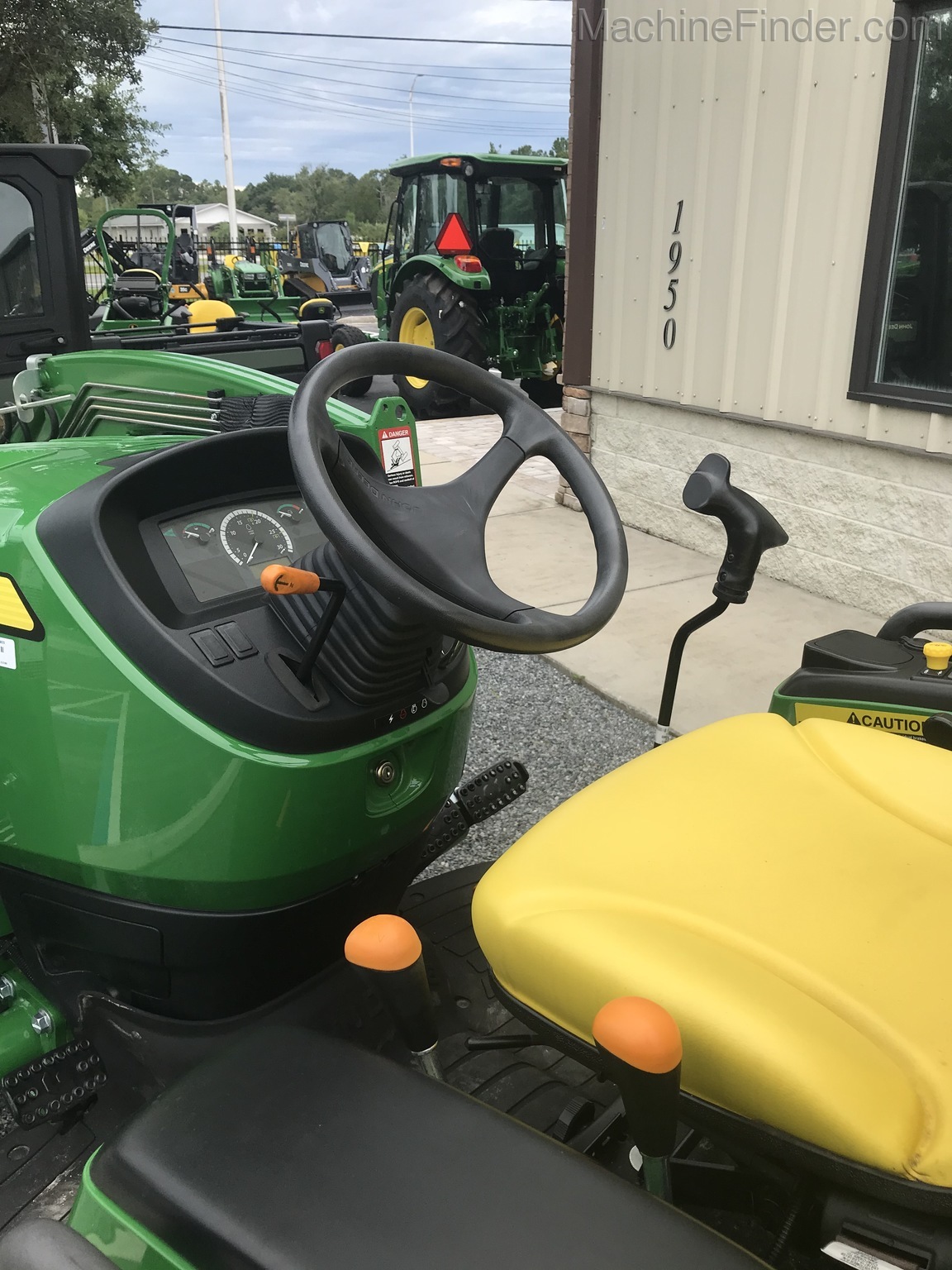 2020 John Deere 3033R Image 7
