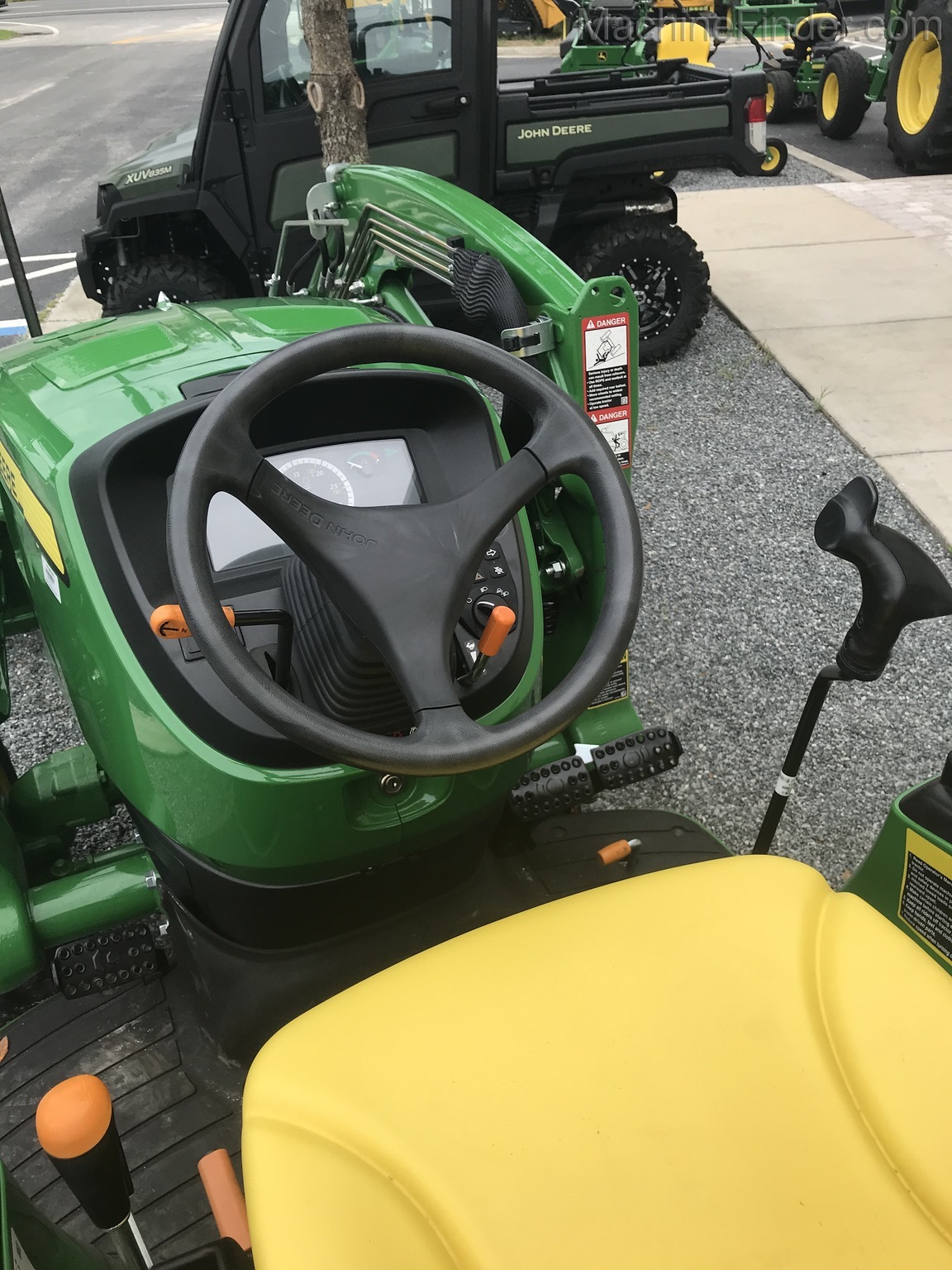2020 John Deere 3033R Image 8