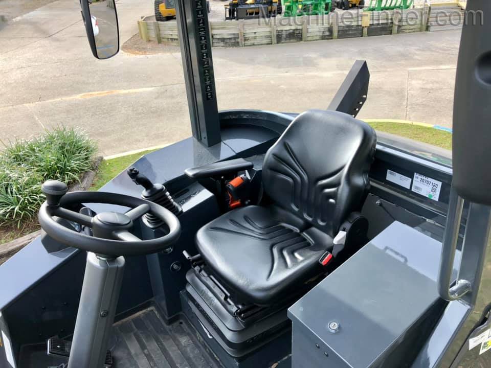 2020 John Deere 204L Image 8