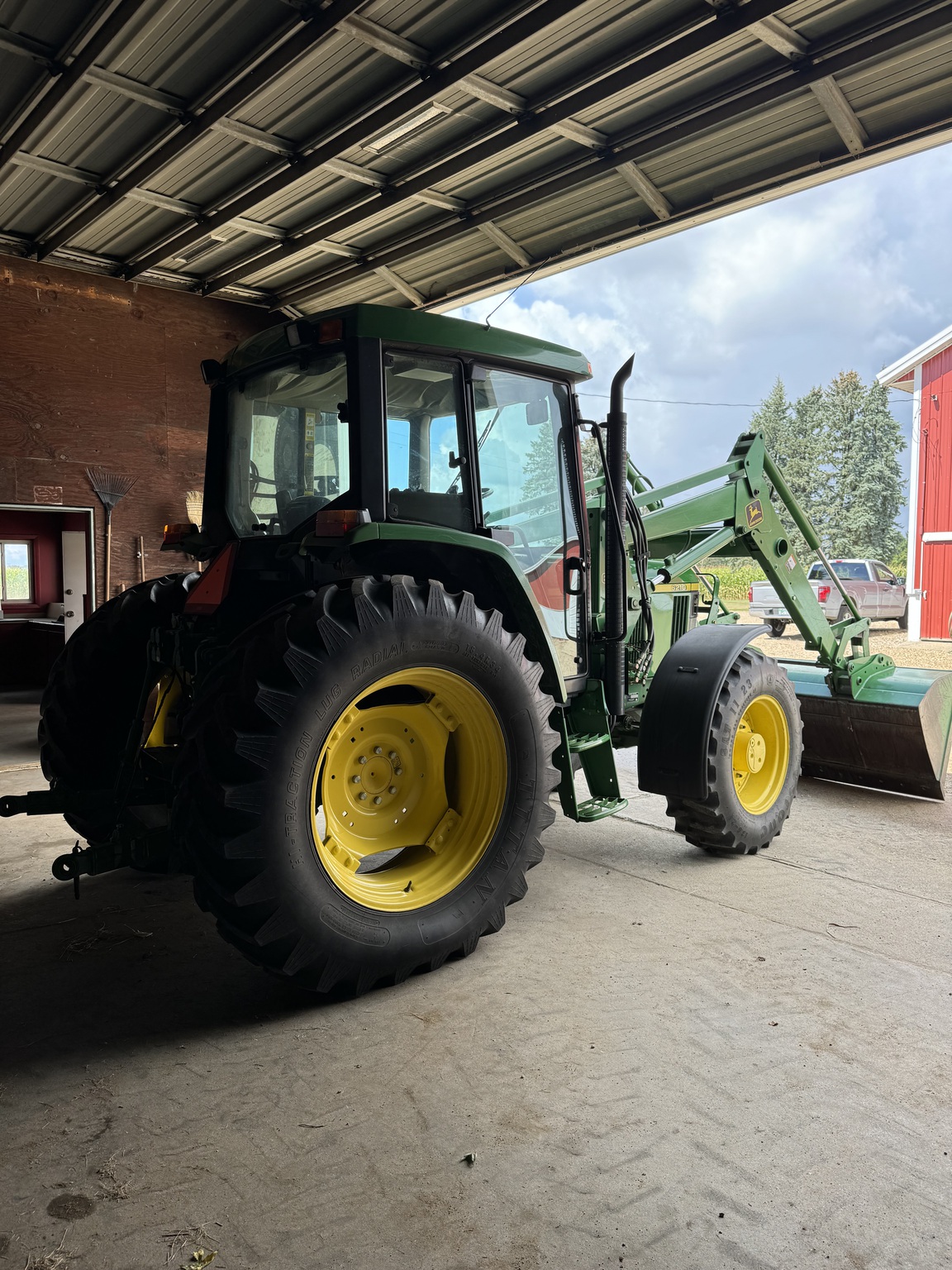 2000 John Deere 6210 Image 2