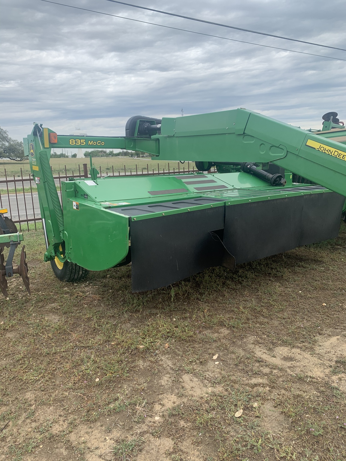 John Deere 835 Image 2