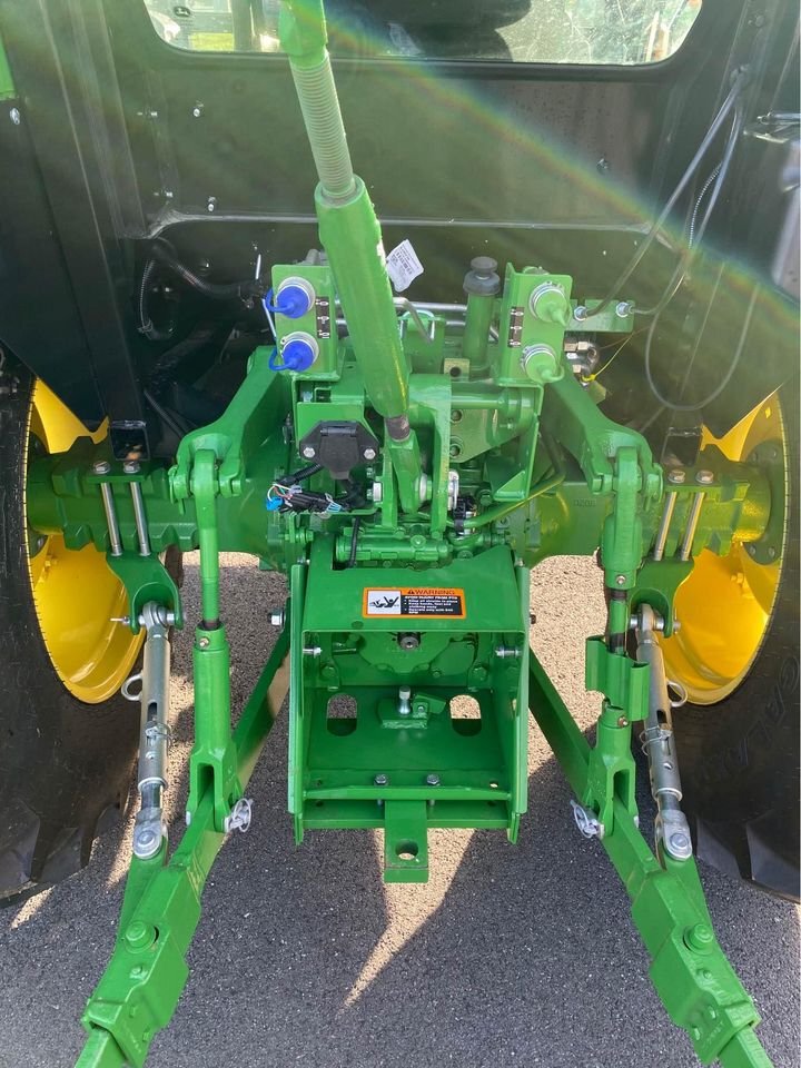 2023 John Deere 5075E Image 2