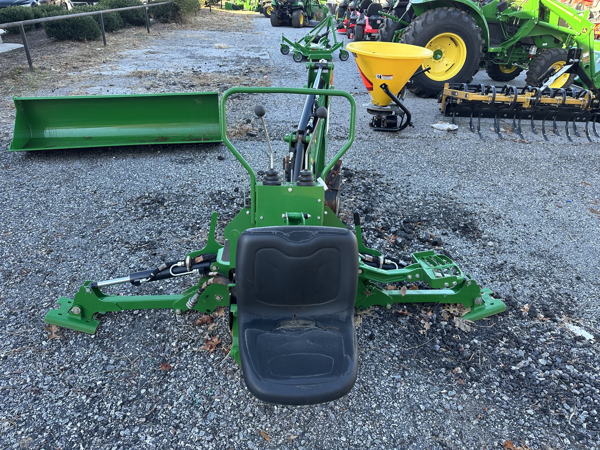 2022 John Deere 260B Image 3