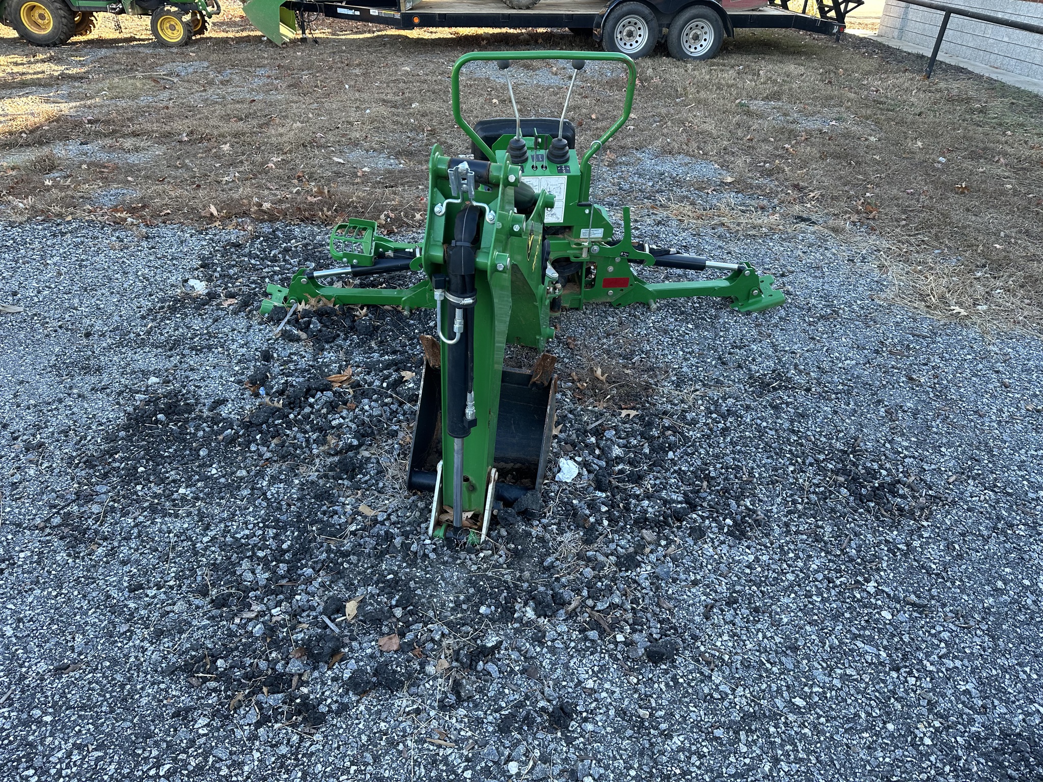 2022 John Deere 260B Image 4