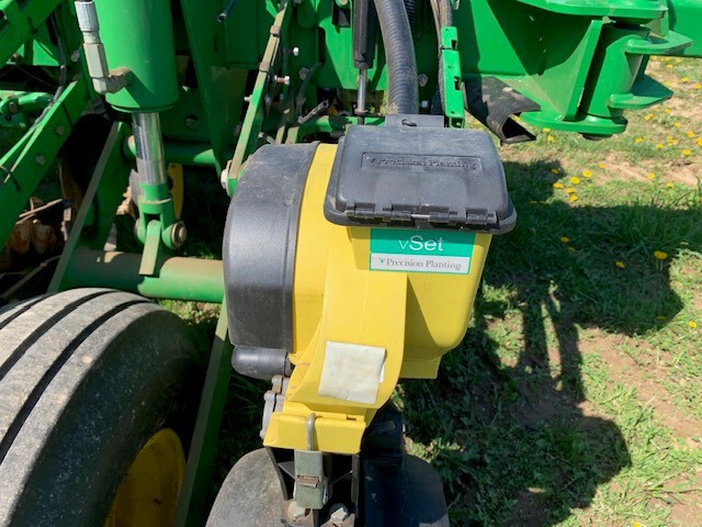 2016 John Deere 1775NT Image 10