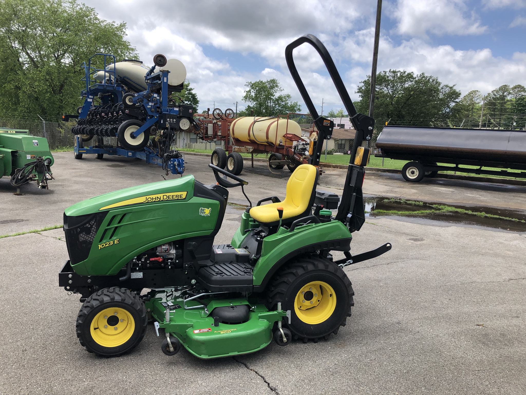 2022 John Deere 1023E Image 2