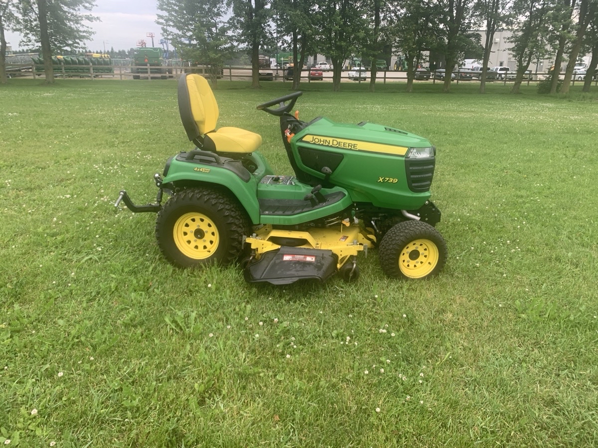 2013 John Deere X739 Image 6