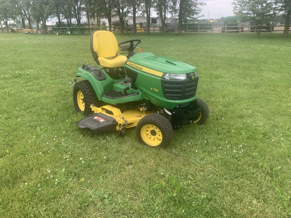 2013 John Deere X739 Image 7