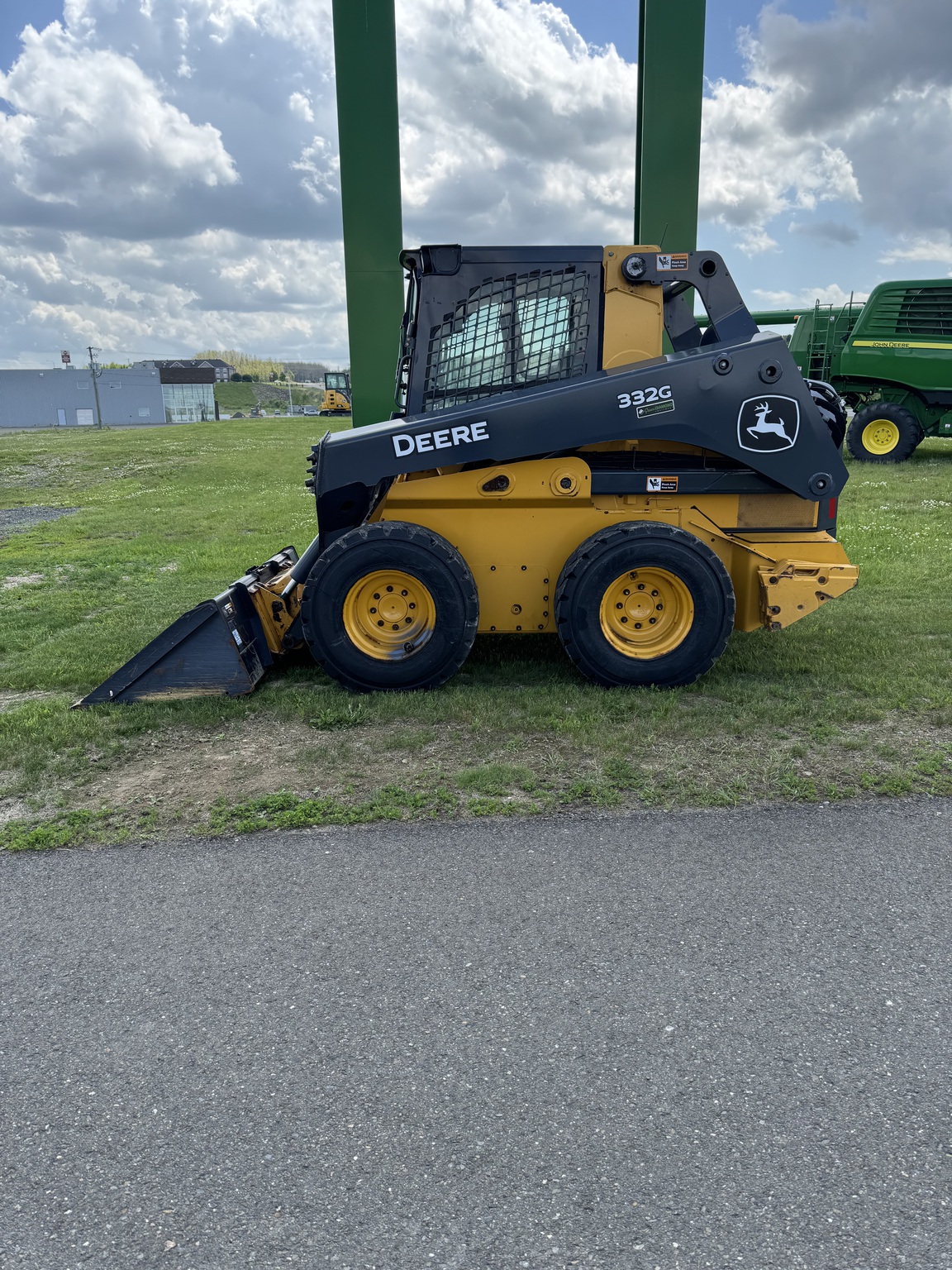 2023 John Deere 332G Image 3