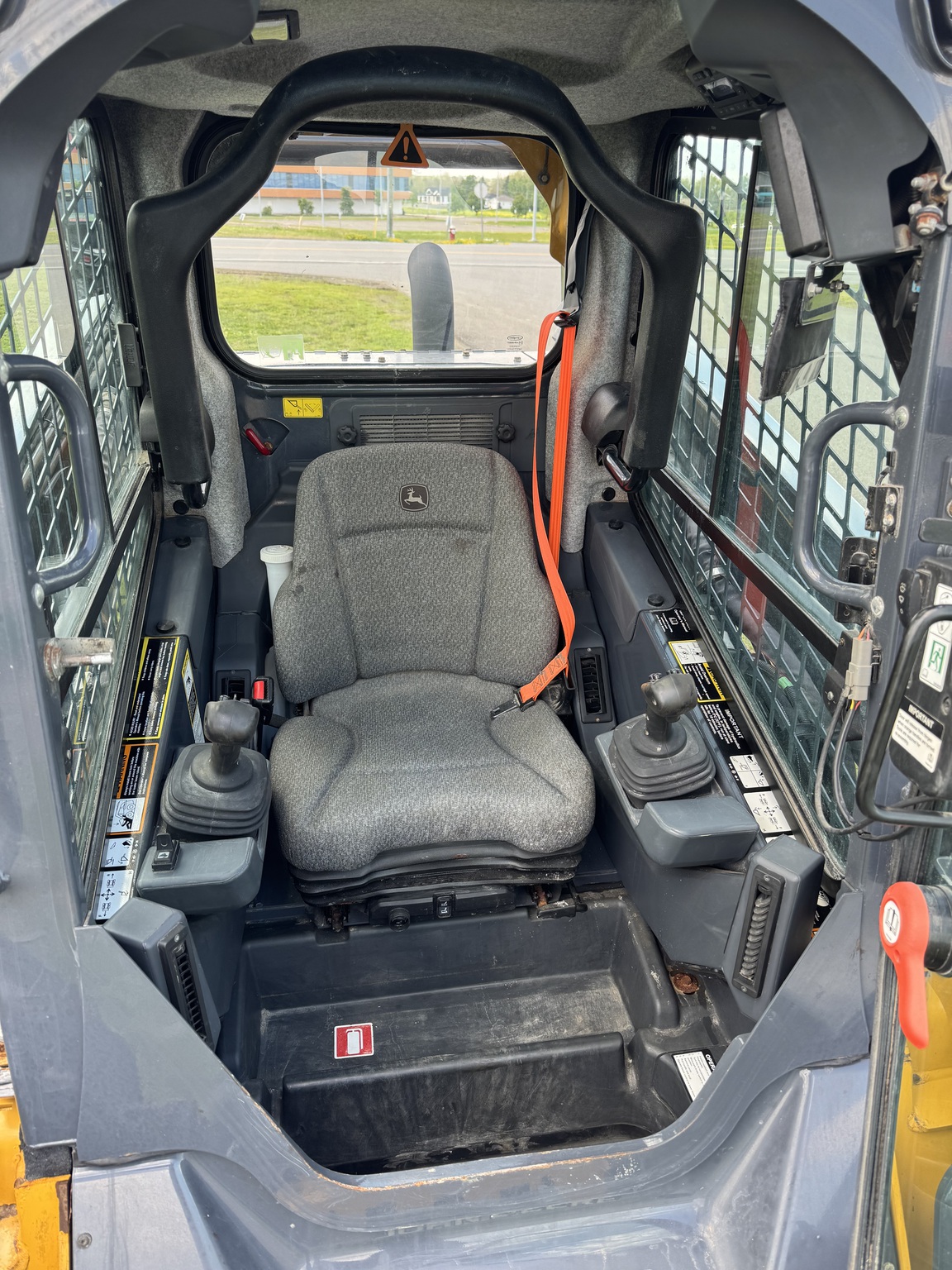 2023 John Deere 332G Image 10