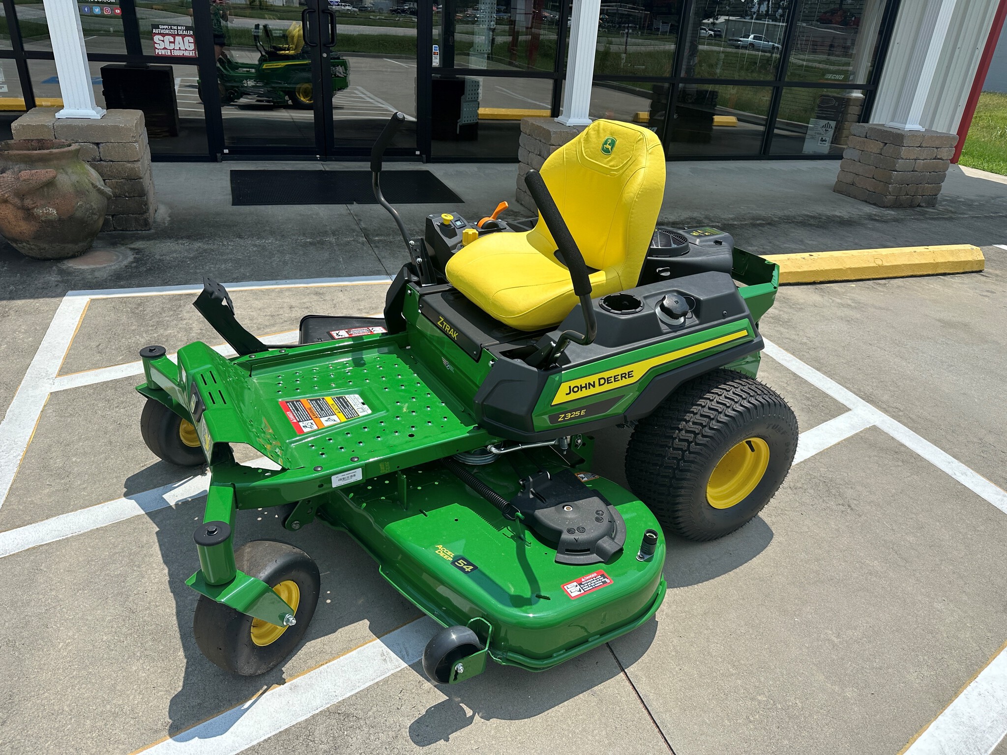 2025 John Deere Z325E Image 4