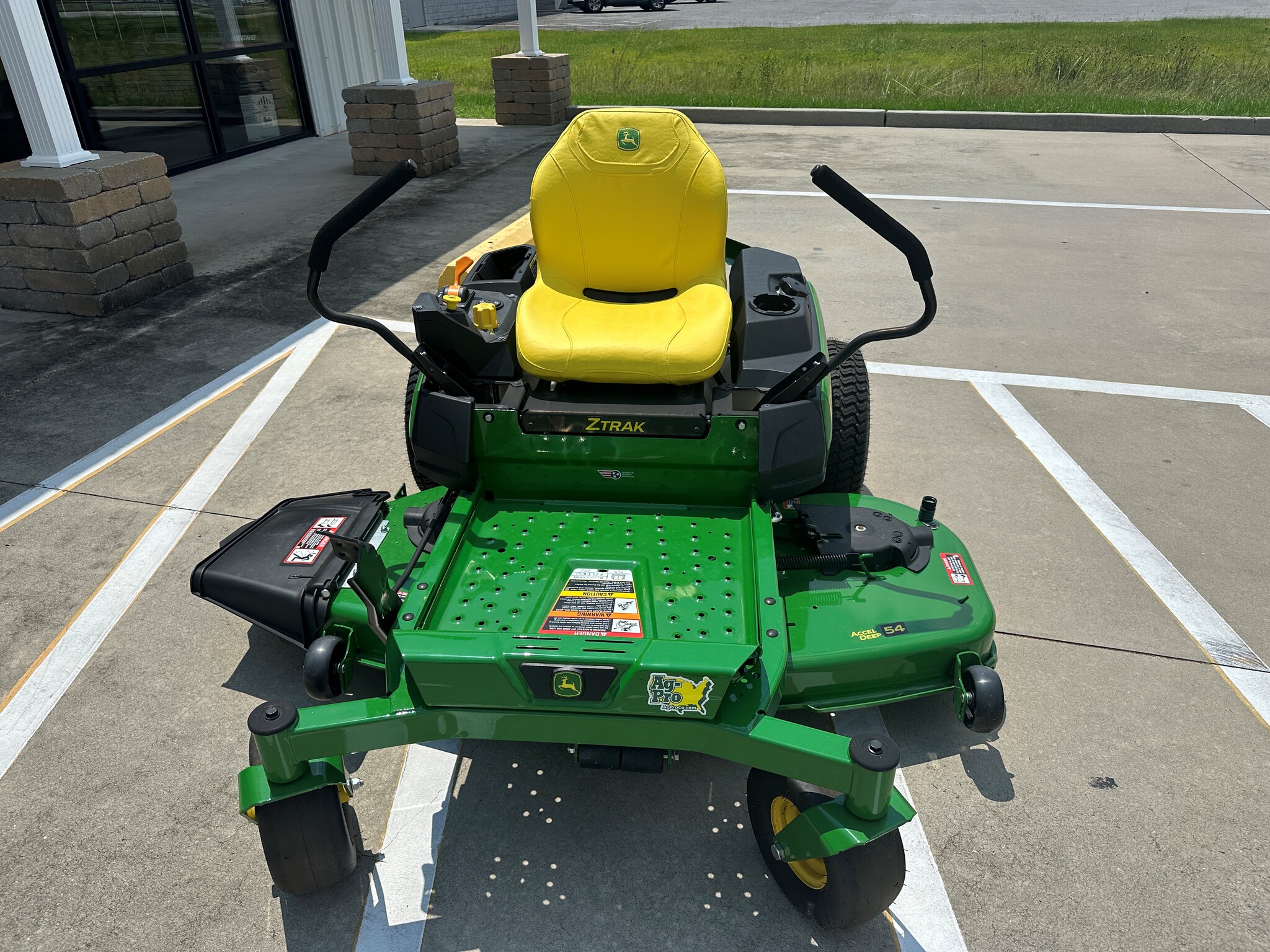 2025 John Deere Z325E Image 1