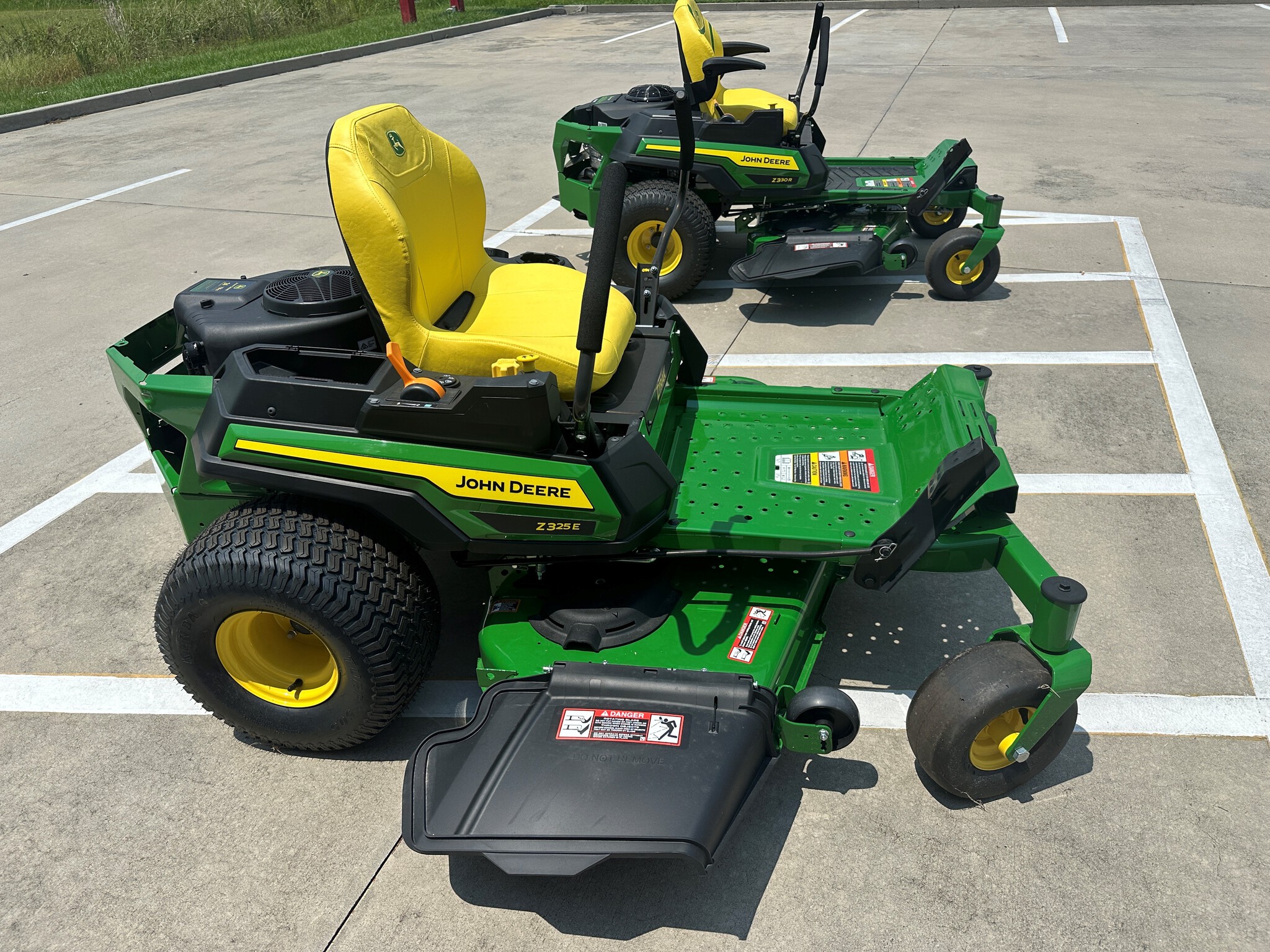 2025 John Deere Z325E Image 5