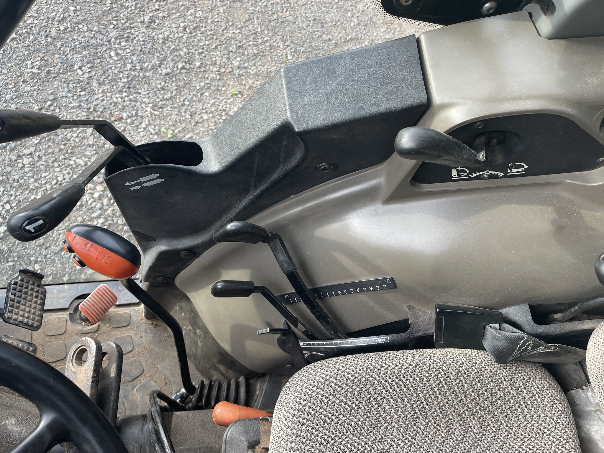 2013 Case IH Farmall 105V Image 14