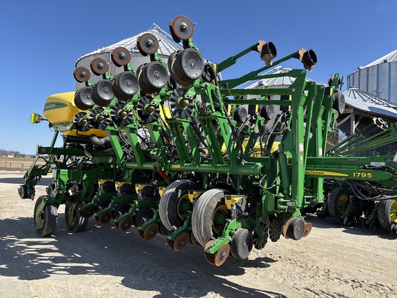 Used 2020 John Deere 1795 Planters: Drawn at Koenig Equipment in Anna, OH - Photo6