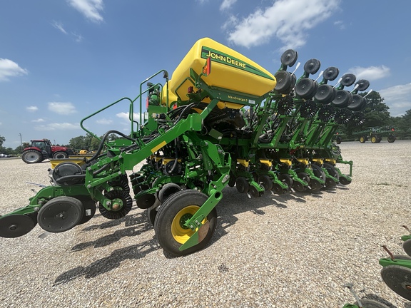 Used 2020 John Deere 1795 Planters: Drawn at Koenig Equipment in Knightstown, IN - Photo1