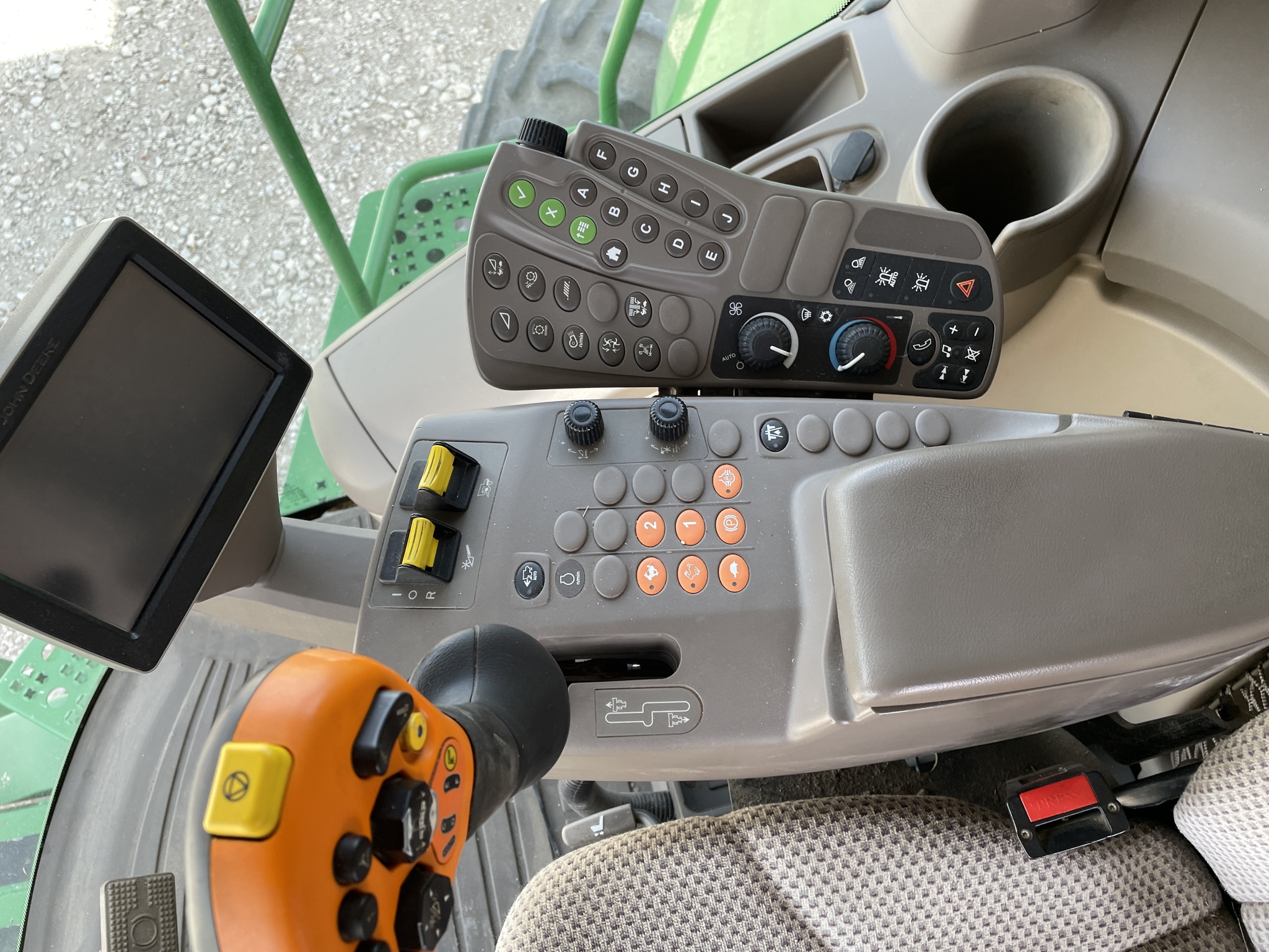 2017 John Deere S670 Image 8