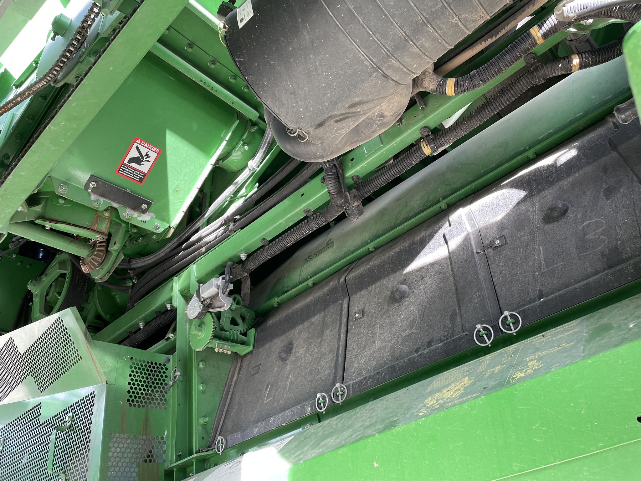 2017 John Deere S670 Image 10