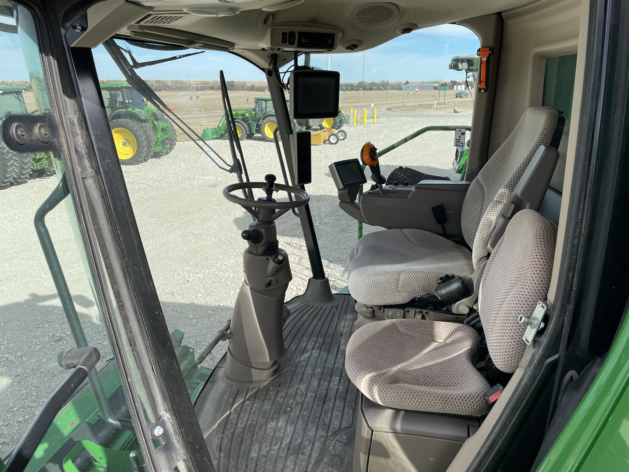 2017 John Deere S670 Image 7