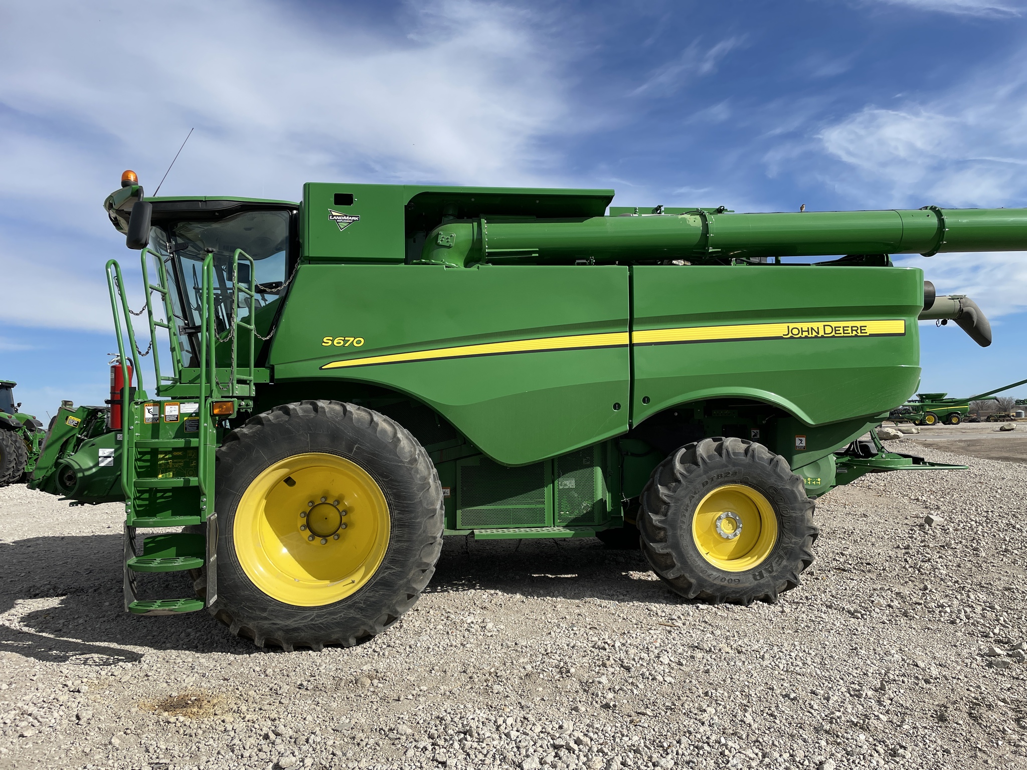 2017 John Deere S670 Image 4