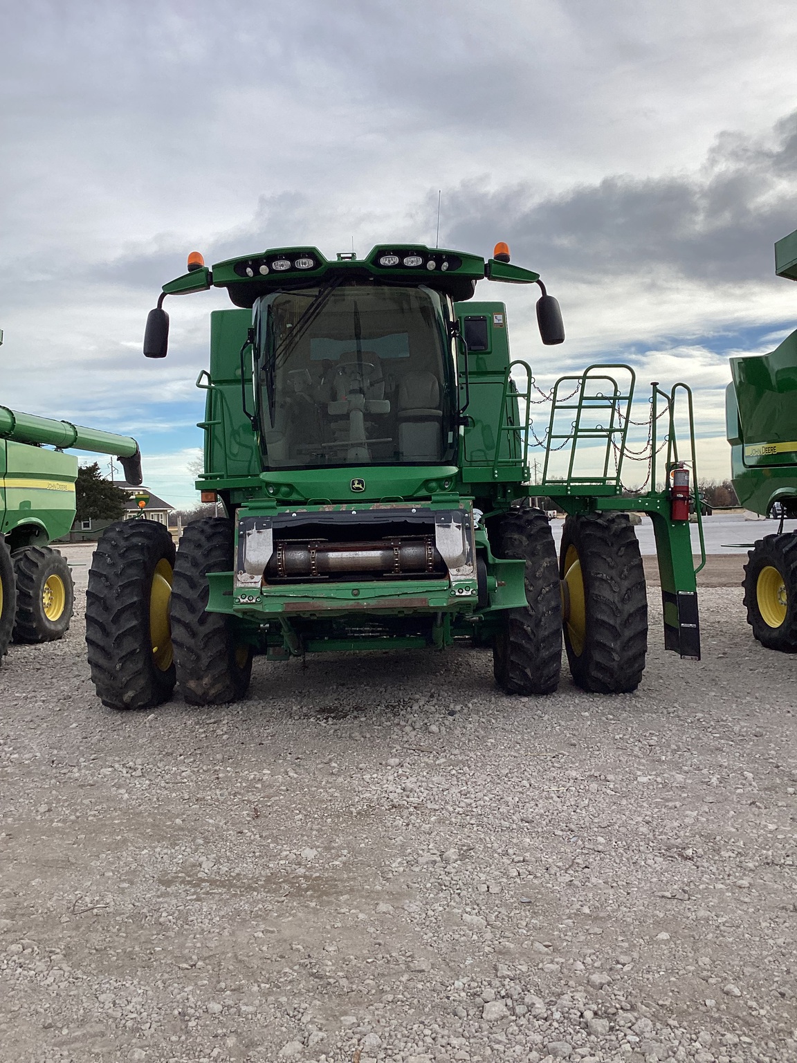 2017 John Deere S670 Image 17