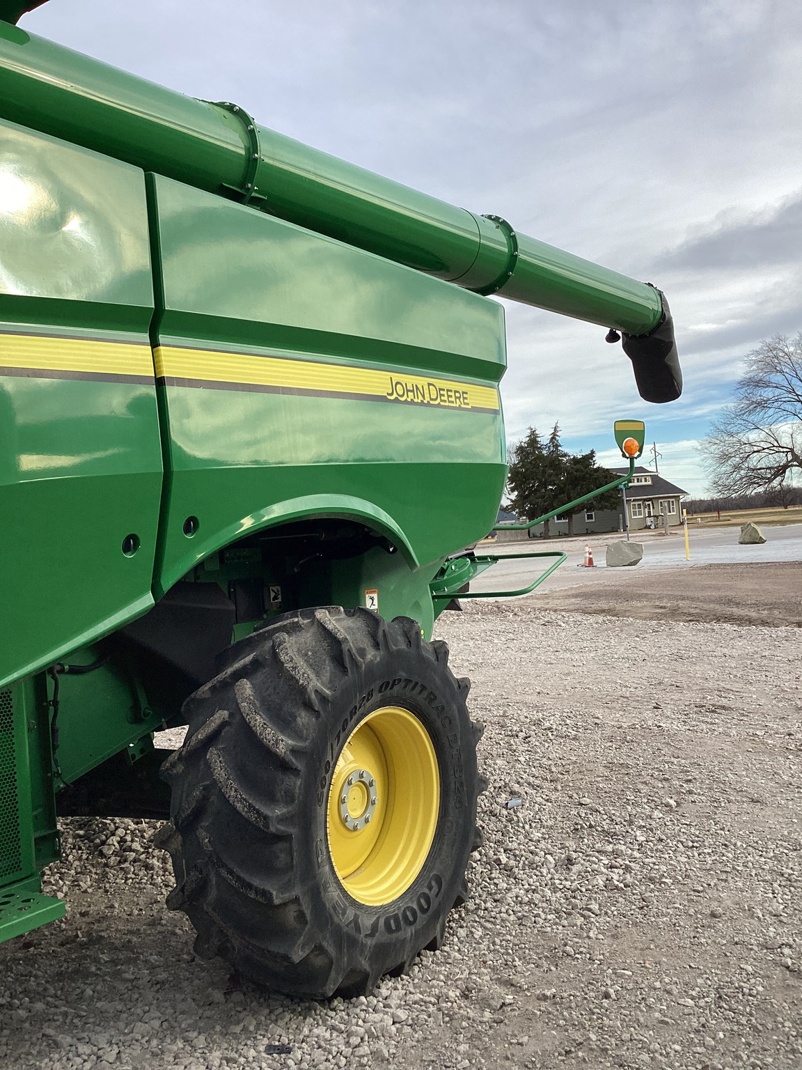 2017 John Deere S670 Image 18