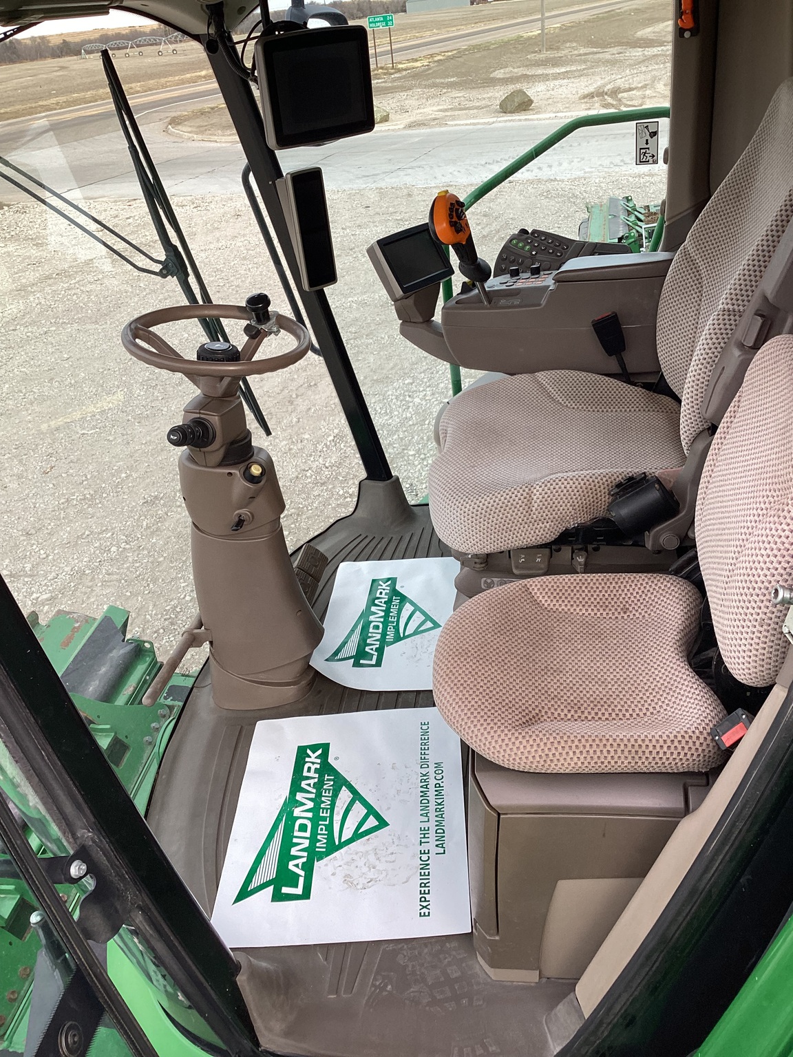 2017 John Deere S670 Image 26