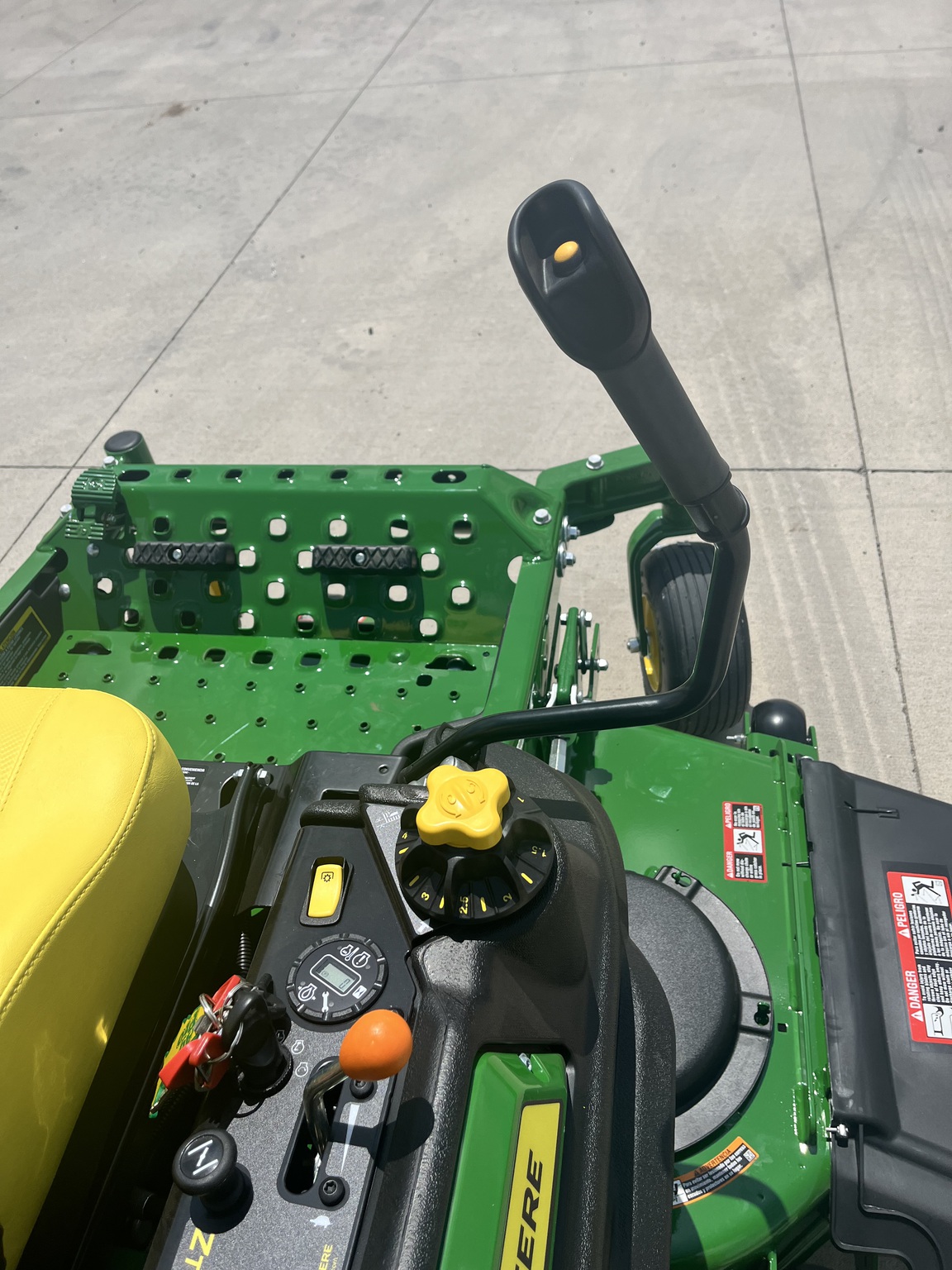 2025 John Deere Z970R Image 9