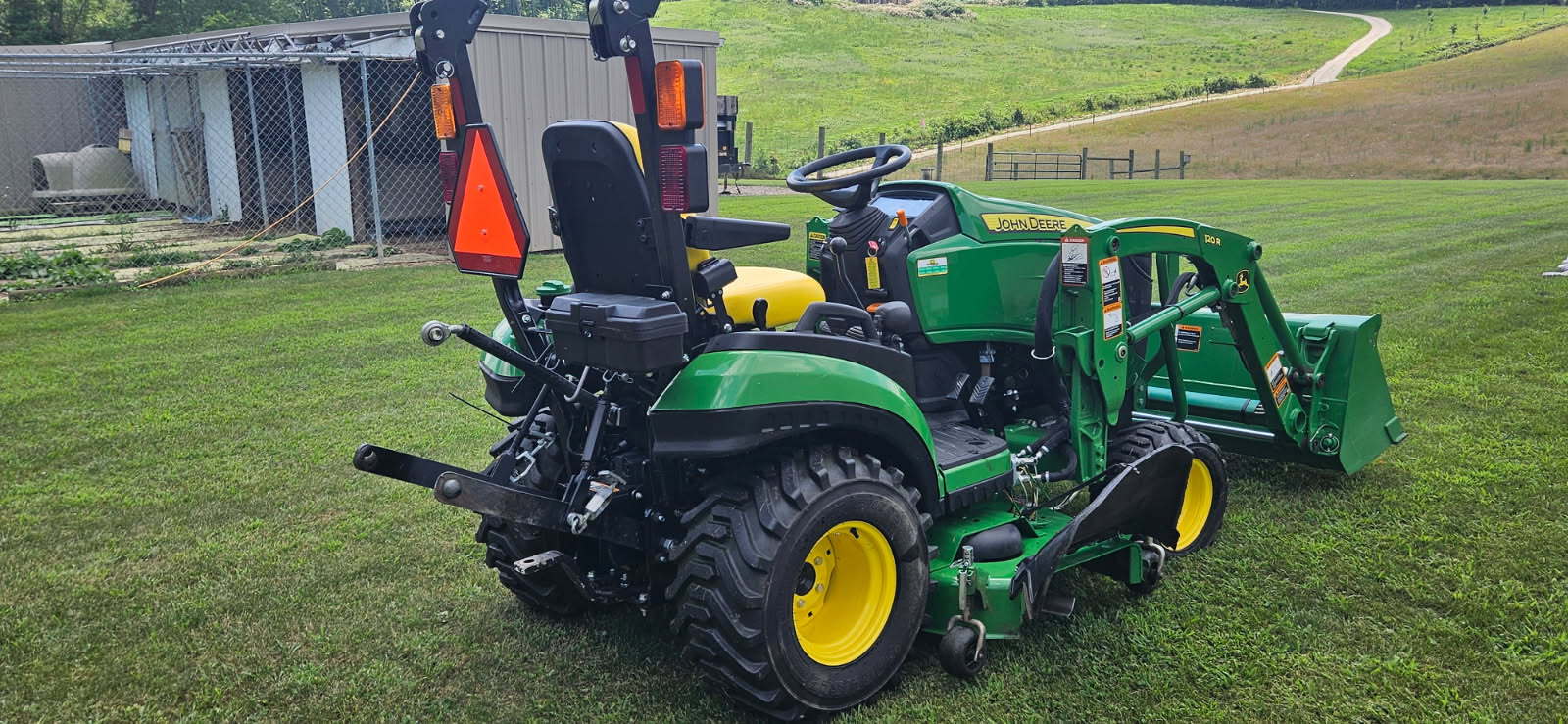 2017 John Deere 1025R Image 2