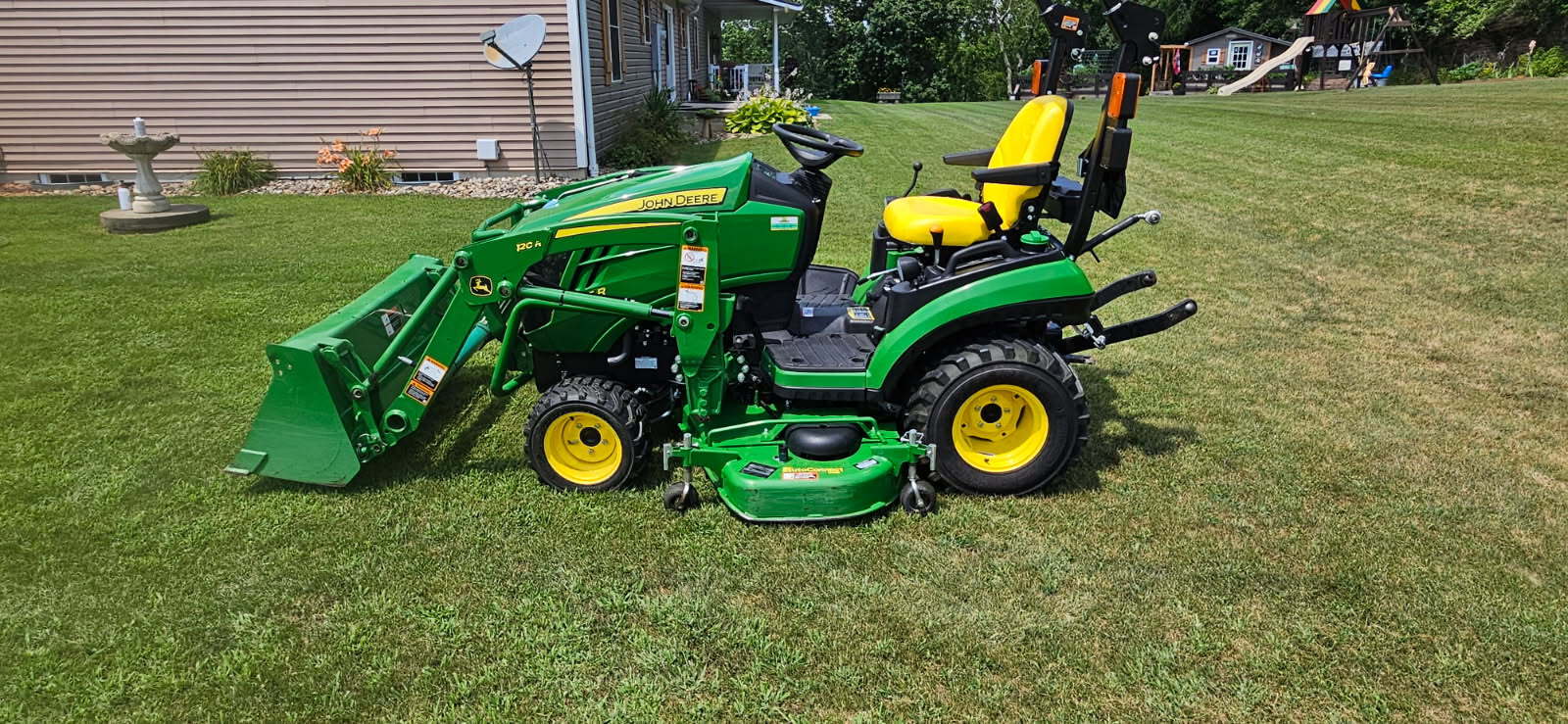 2017 John Deere 1025R Image 3