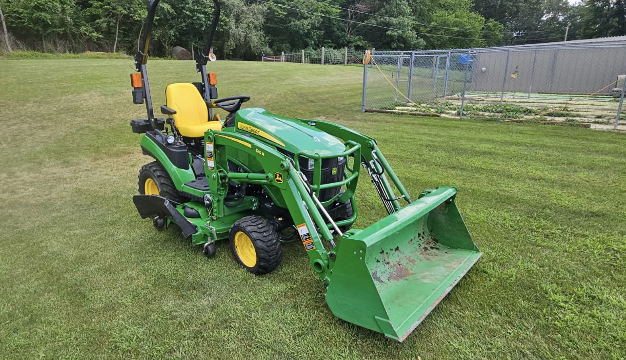 2017 John Deere 1025R Image 5