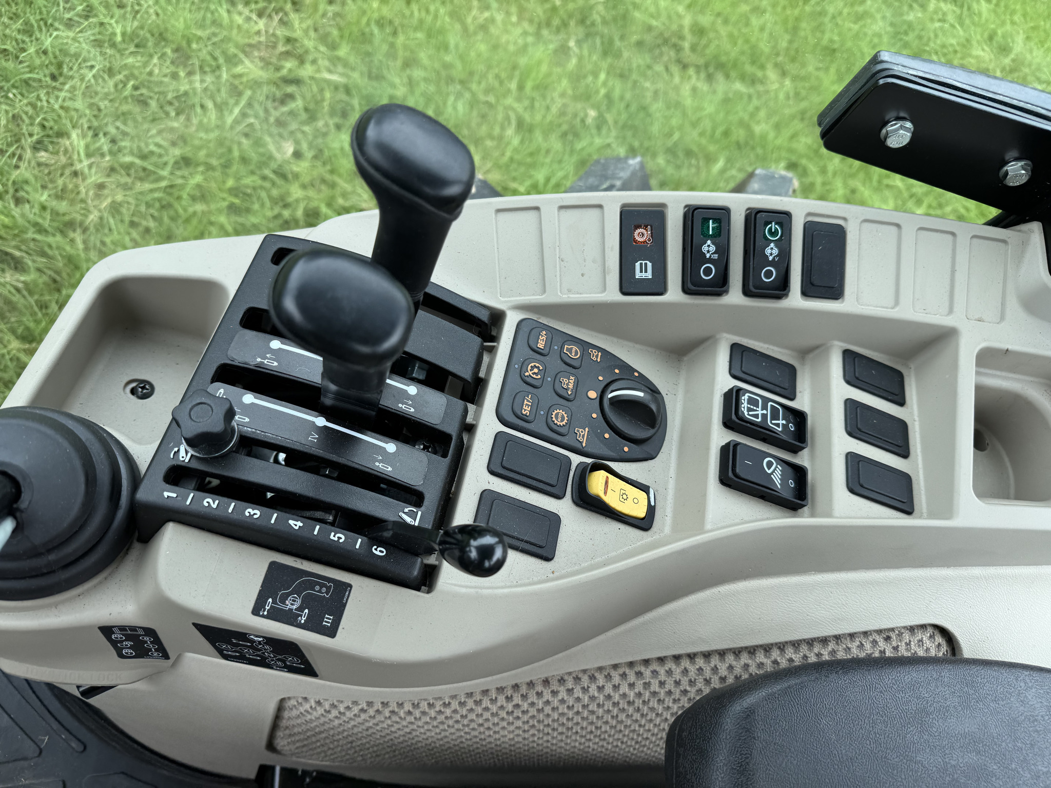 2023 John Deere 4066R Image 10