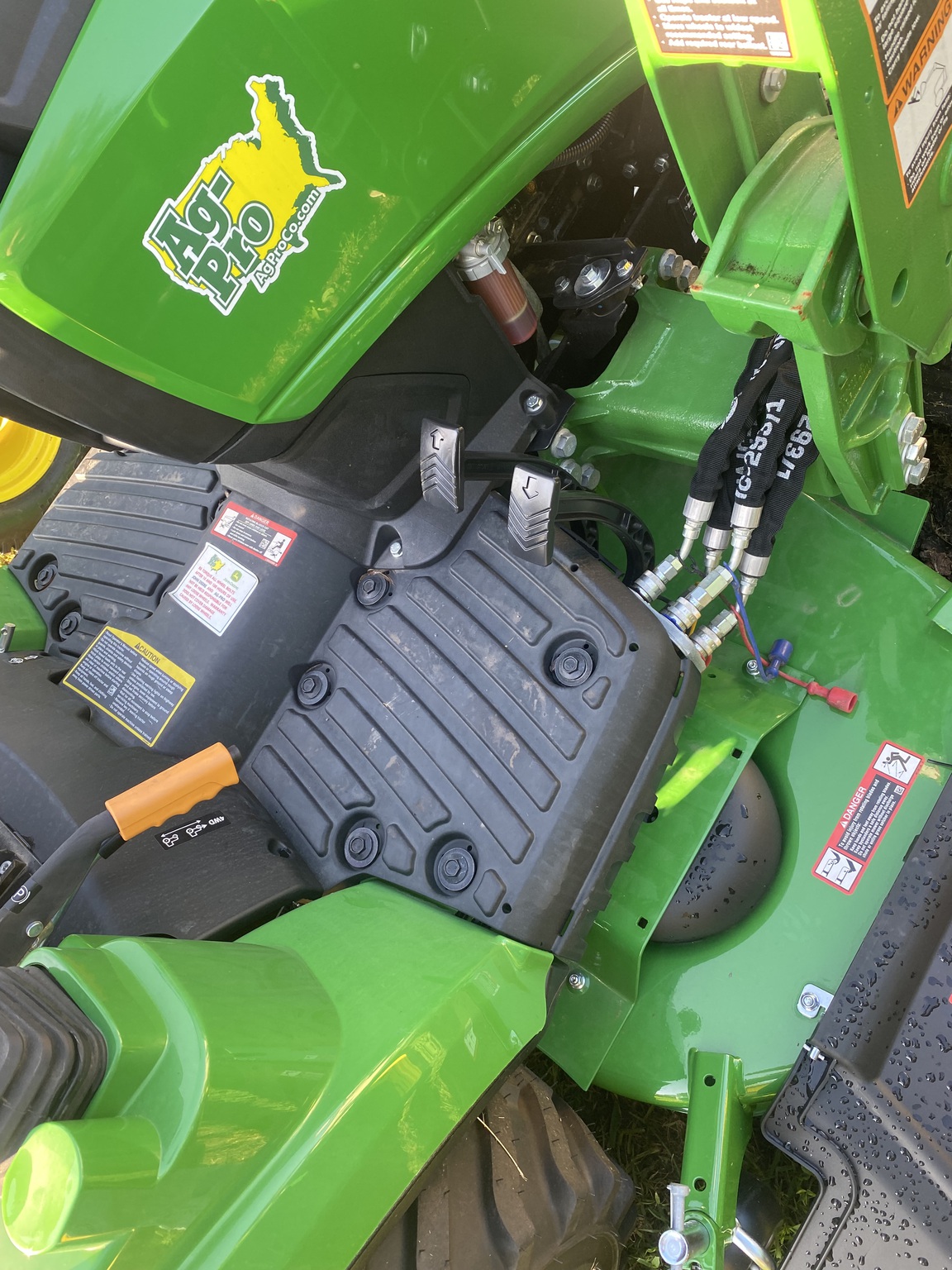2024 John Deere 1023E Image 4