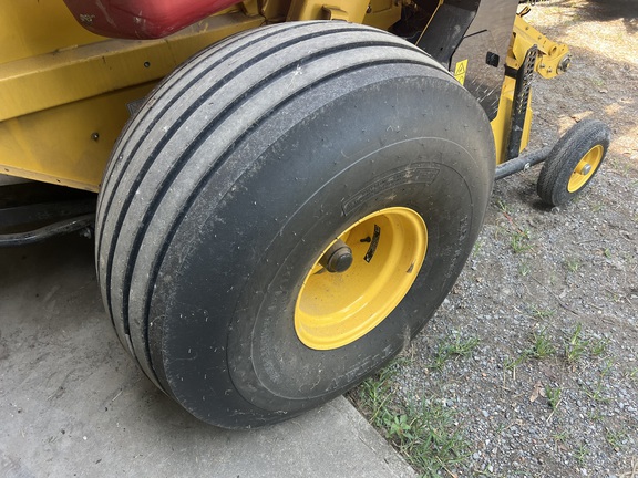 Photo of 2022 New Holland Rollbelt 560