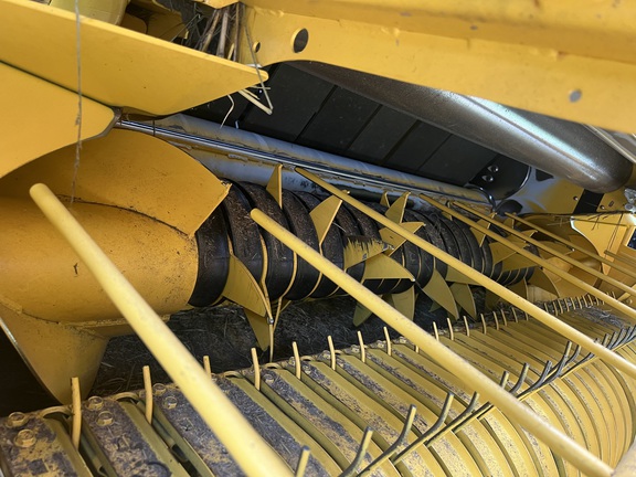 Photo of 2022 New Holland Rollbelt 560