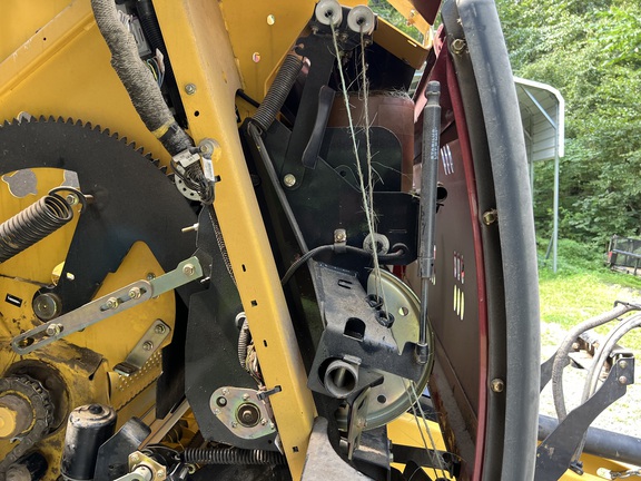 Photo of 2022 New Holland Rollbelt 560
